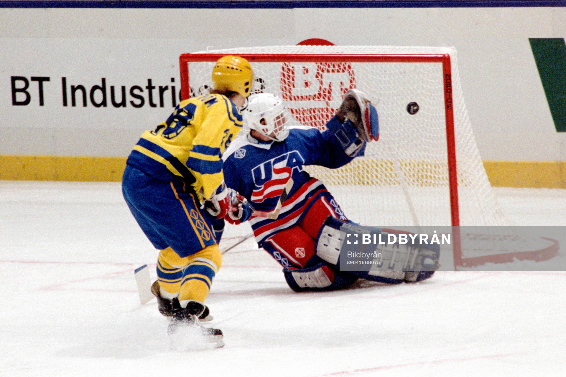 Tomas Sandström, Sverige lyfter in pucken bakom John