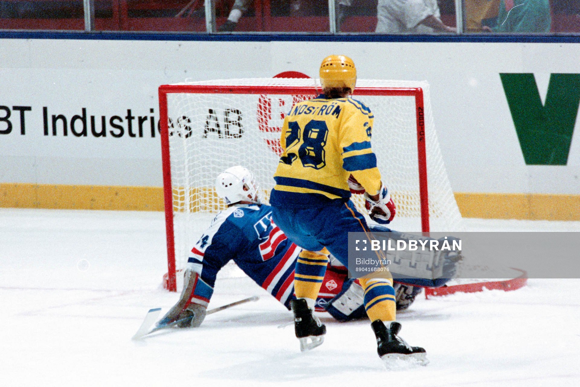 Tomas Sandström, Sverige lyfter in pucken bakom John