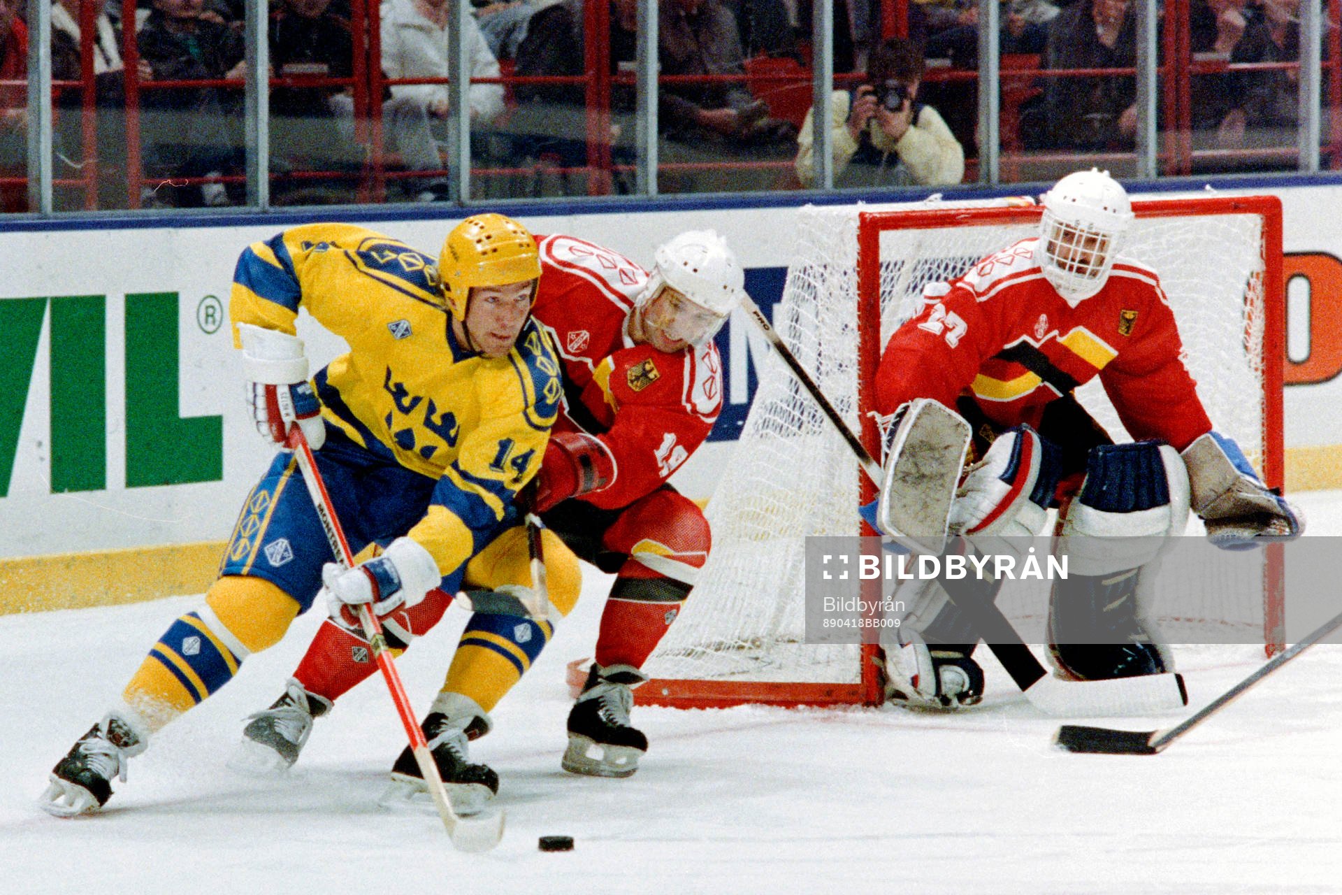 Peter Eriksson, Sverige med pucken. Karl Friesen, målvakt