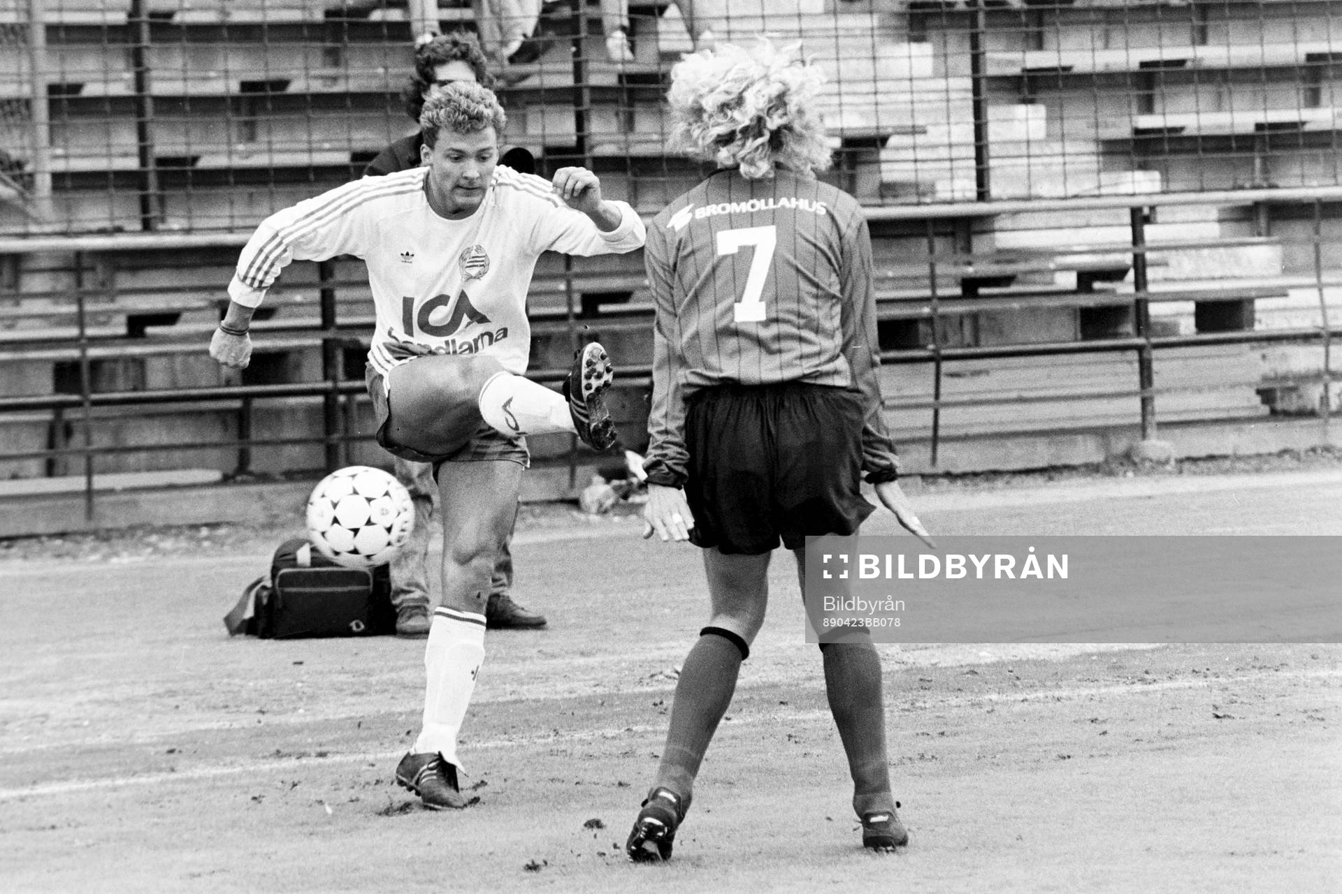 Fotboll, Div 1 Norra, Hammarby - Vasalund, 0-0: Leif Strandh, Hammarby med bollen och Martin Holmberg, Vasalund.