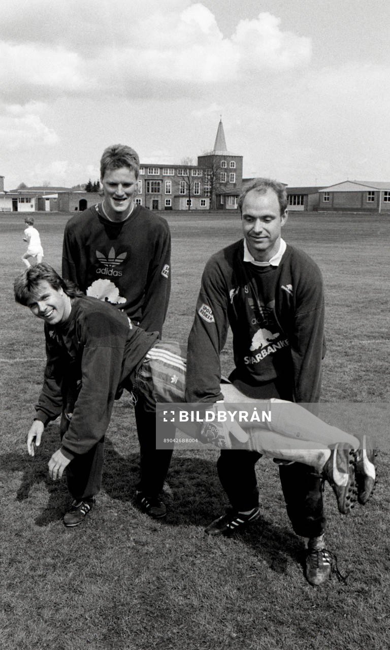 Roland Nilsson bärs av Peter Lönn och Thomas Ravelli