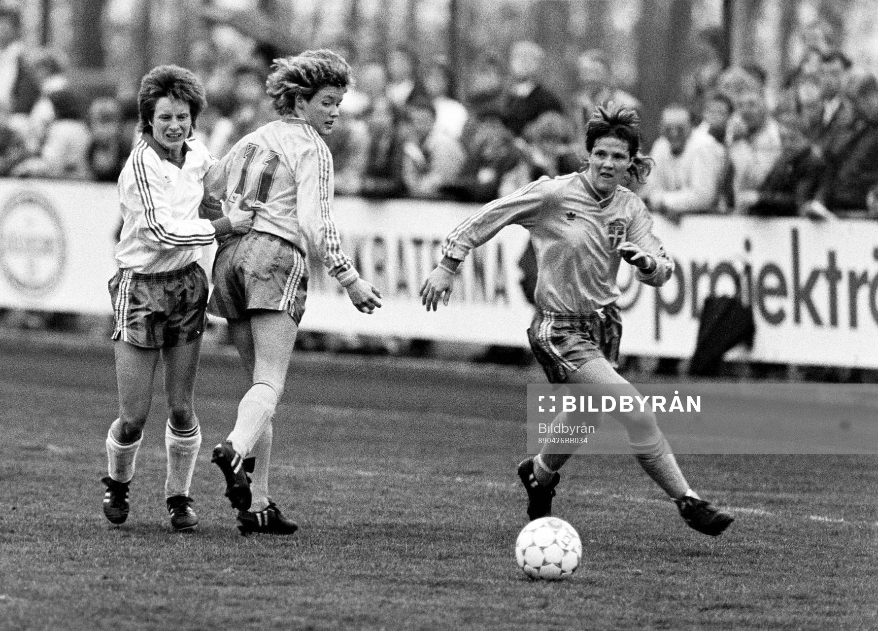 Pia Sundhage, Sverige med bollen i samarbete med Lena