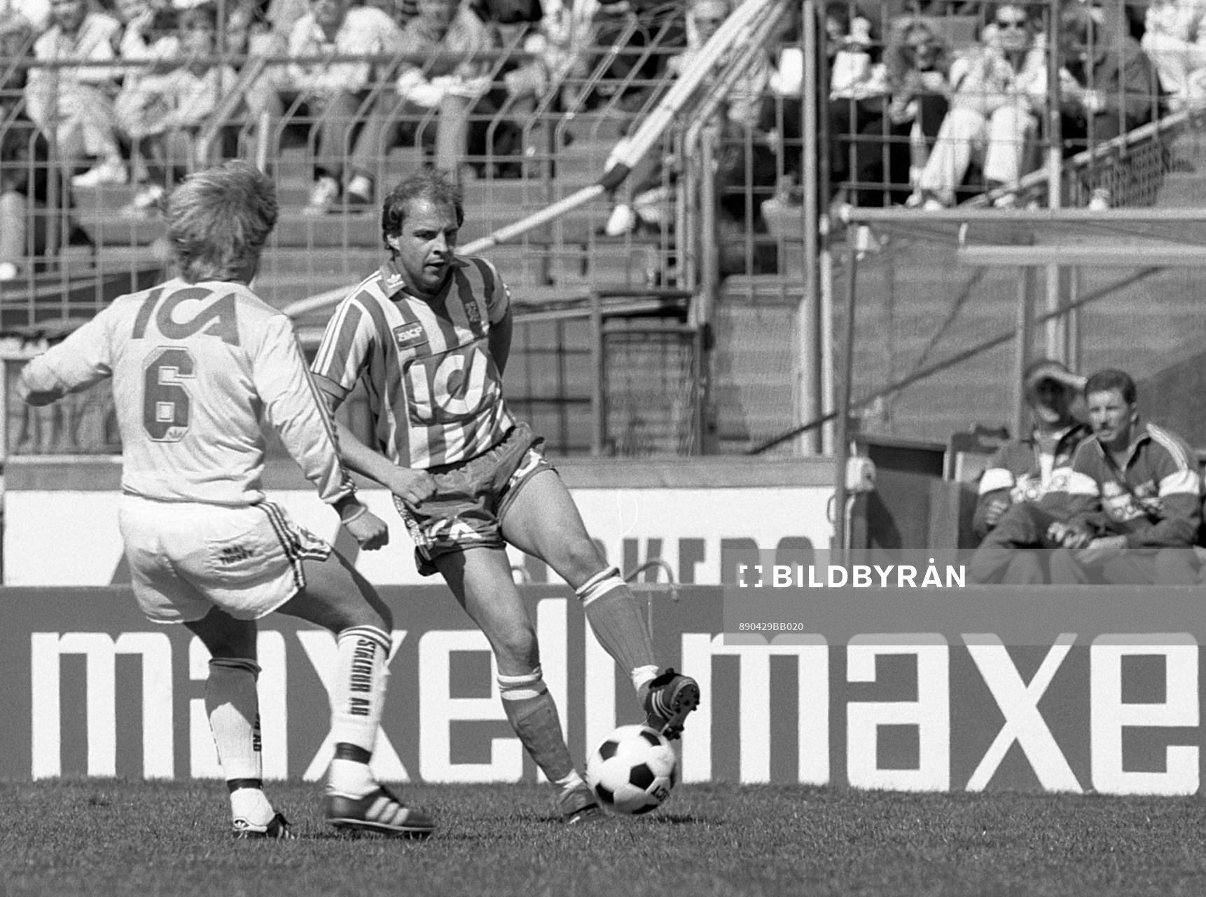  Göteborgs Tommy Holmgren med bollen.