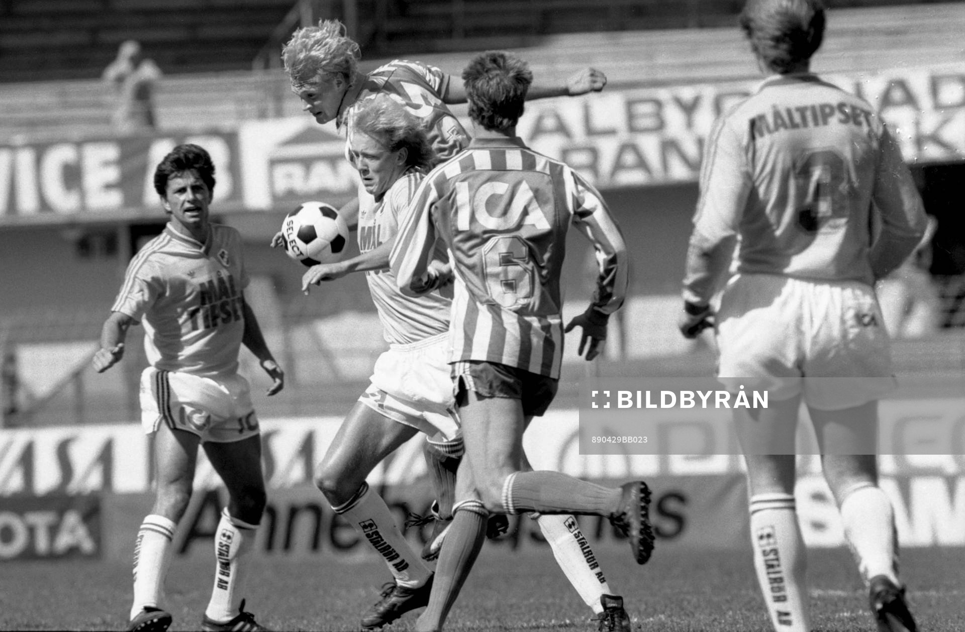   Stefan Lindqvist, Halmstad i duell med Klas Ingesson.