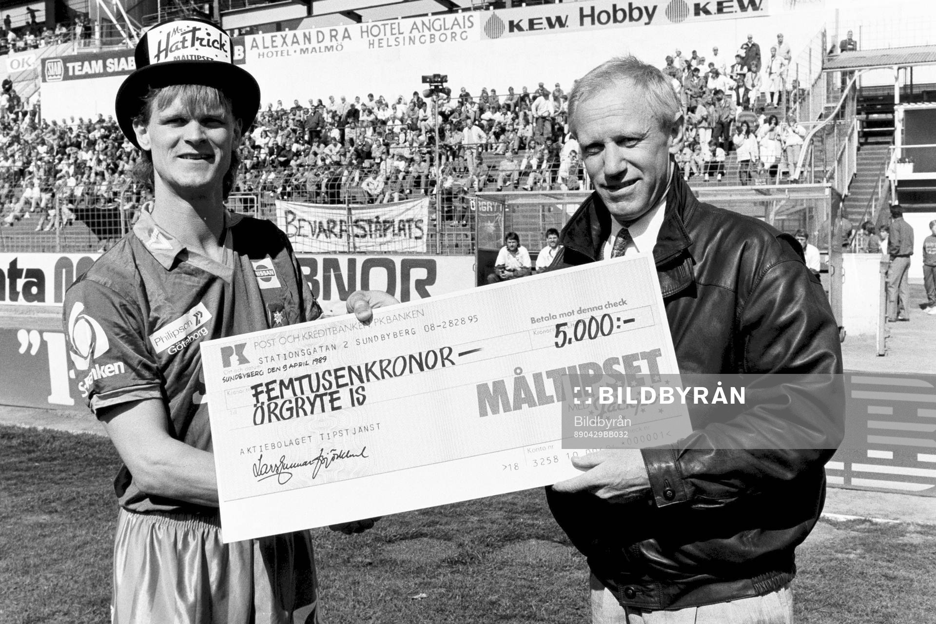 Peter Karlsson, Örgryte, Mr Hattick med hatt får en check