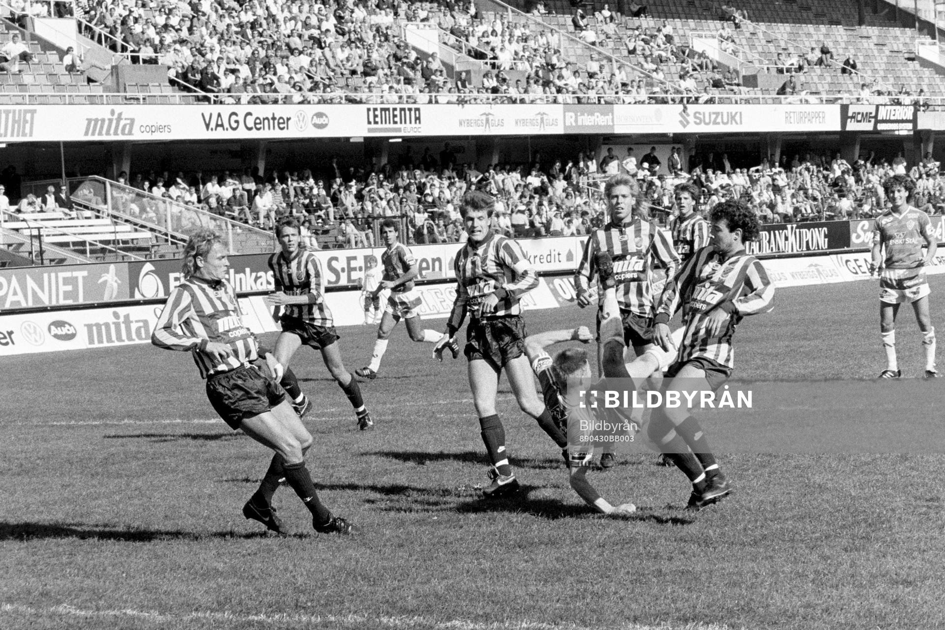 Djurgårdens Stefan Rehn framför brages målvakt Bengt