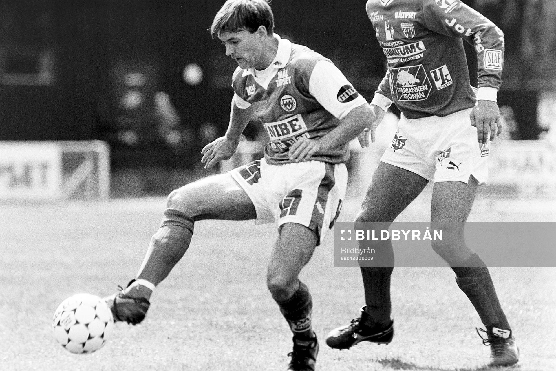 Markaryds Jim Tolmie med bollen