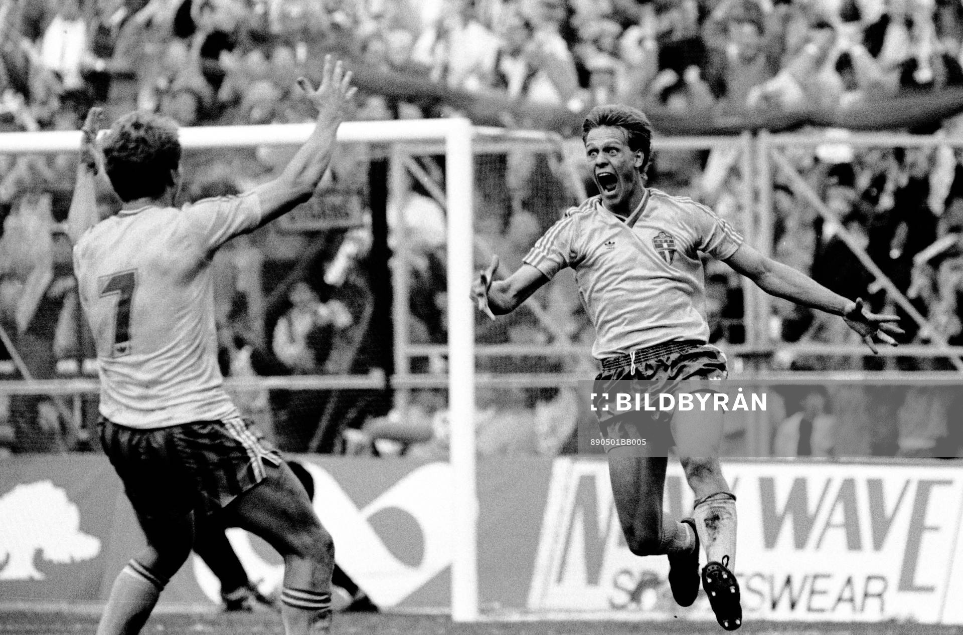 Målskytt Niclas Larsson, numera Nylén jublar jubel