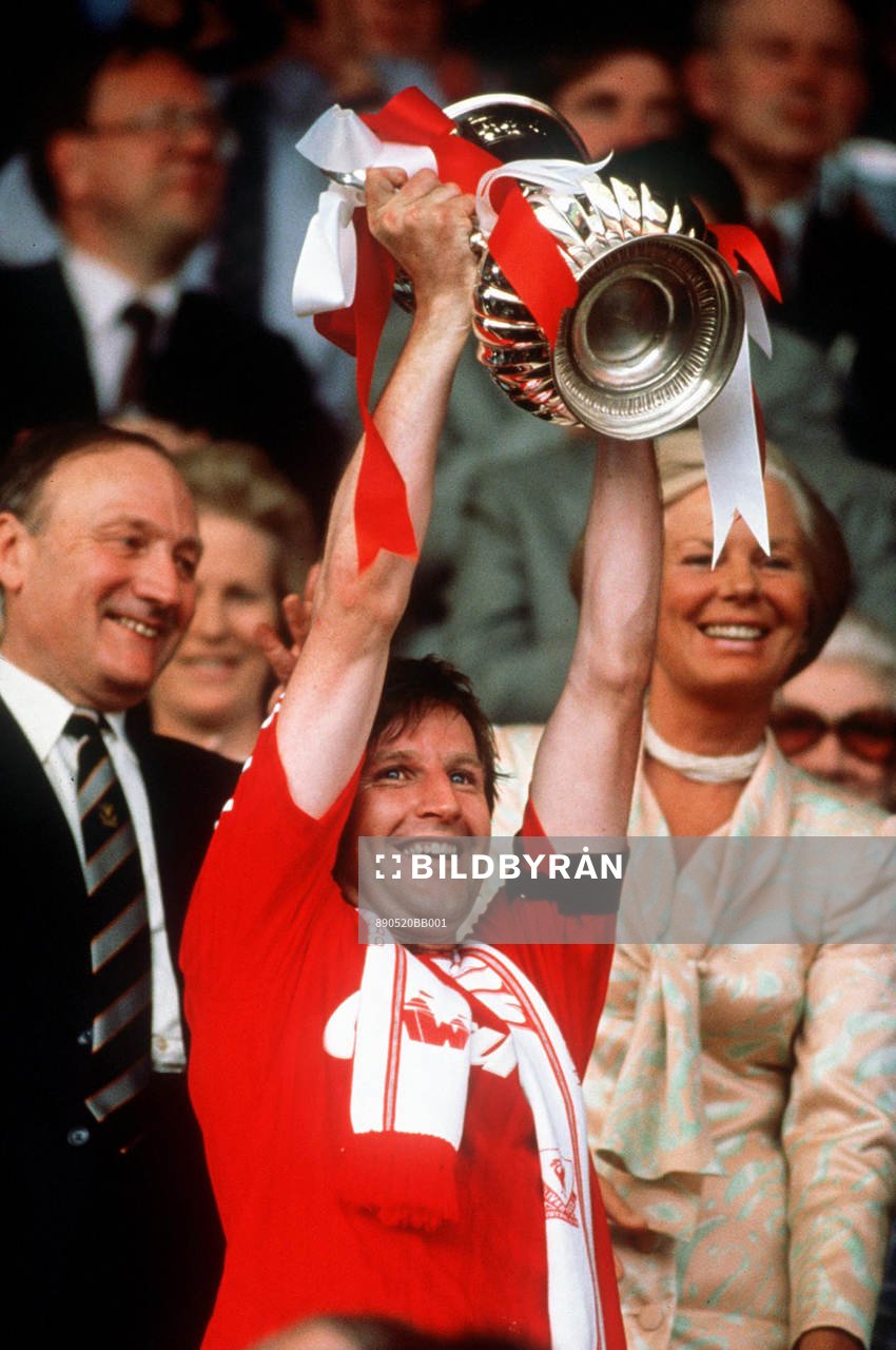 Liverpool's Ronnie Whelan med pokalen