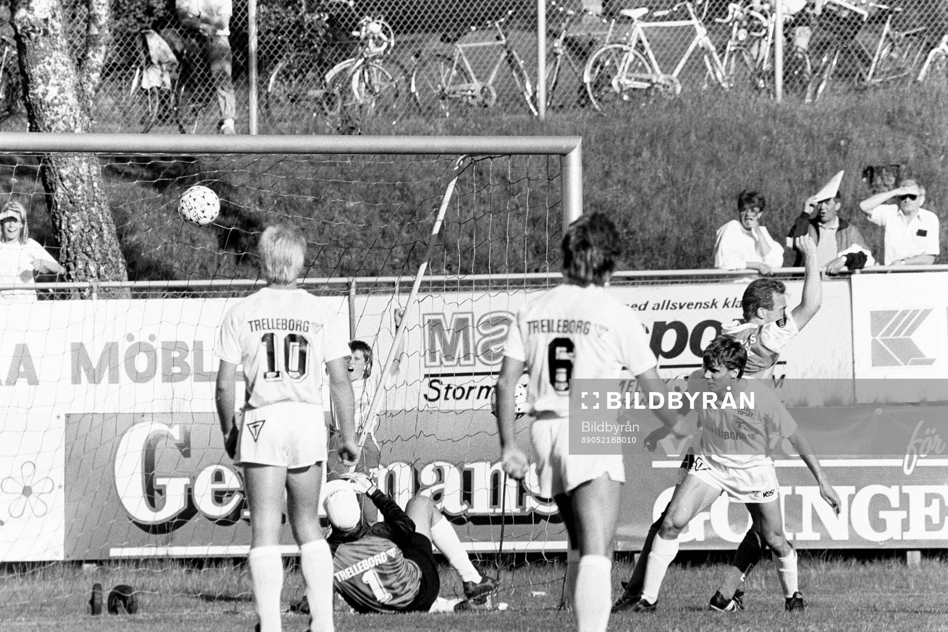 Bollen i mål bakom Anders Andersson, målvakt i Trelleborg