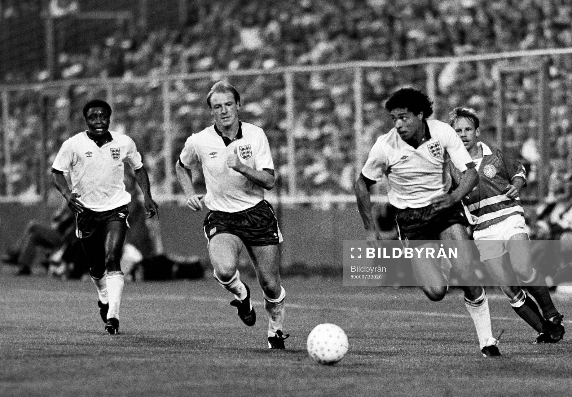 Fotboll, Danmark - England, 1-1: Englands Steve McMahon & Des Walker.
