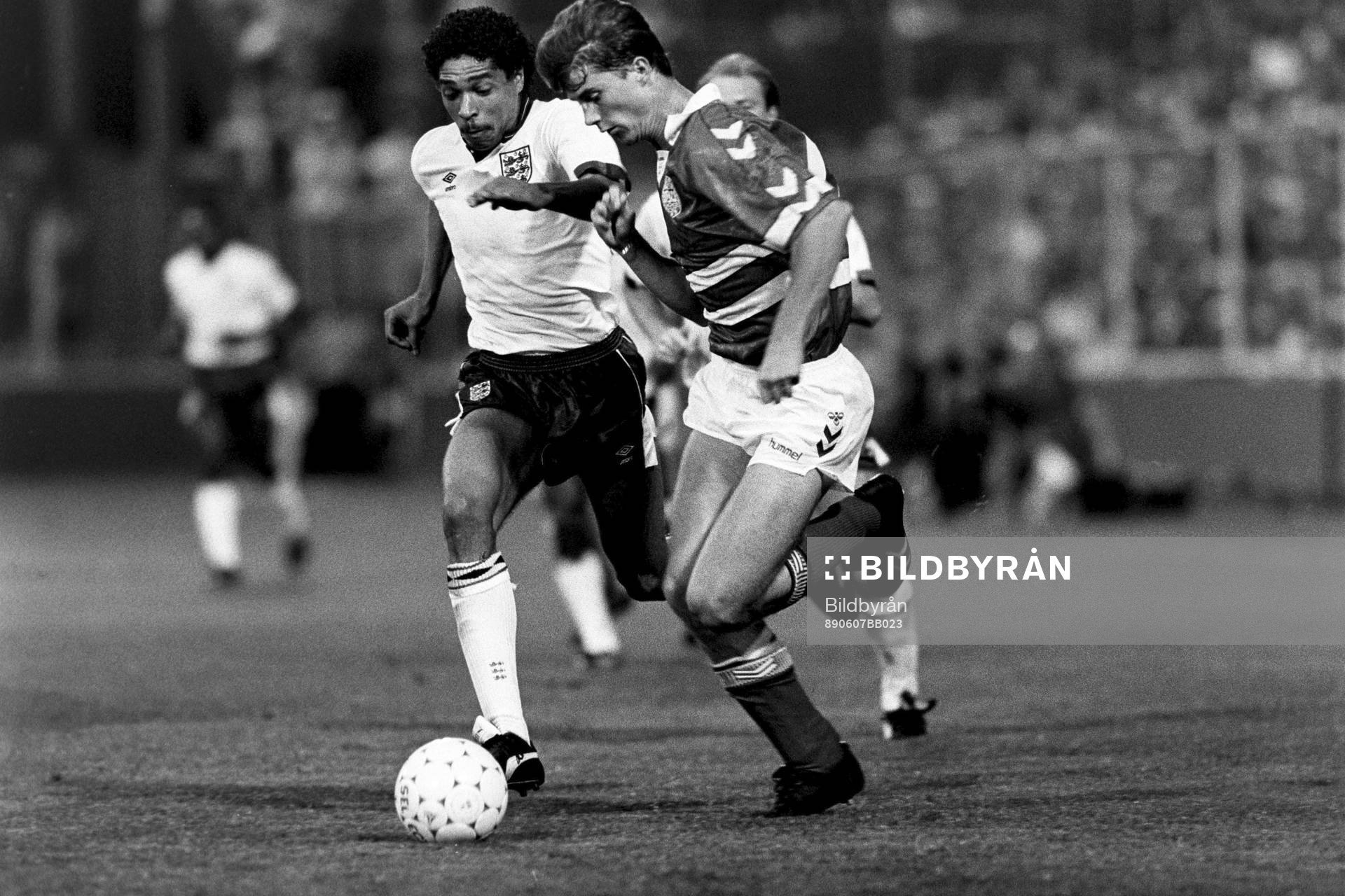 Fotboll, Danmark - England, 1-1: Des Walker, England, Brian Laudrup, Danmark.

