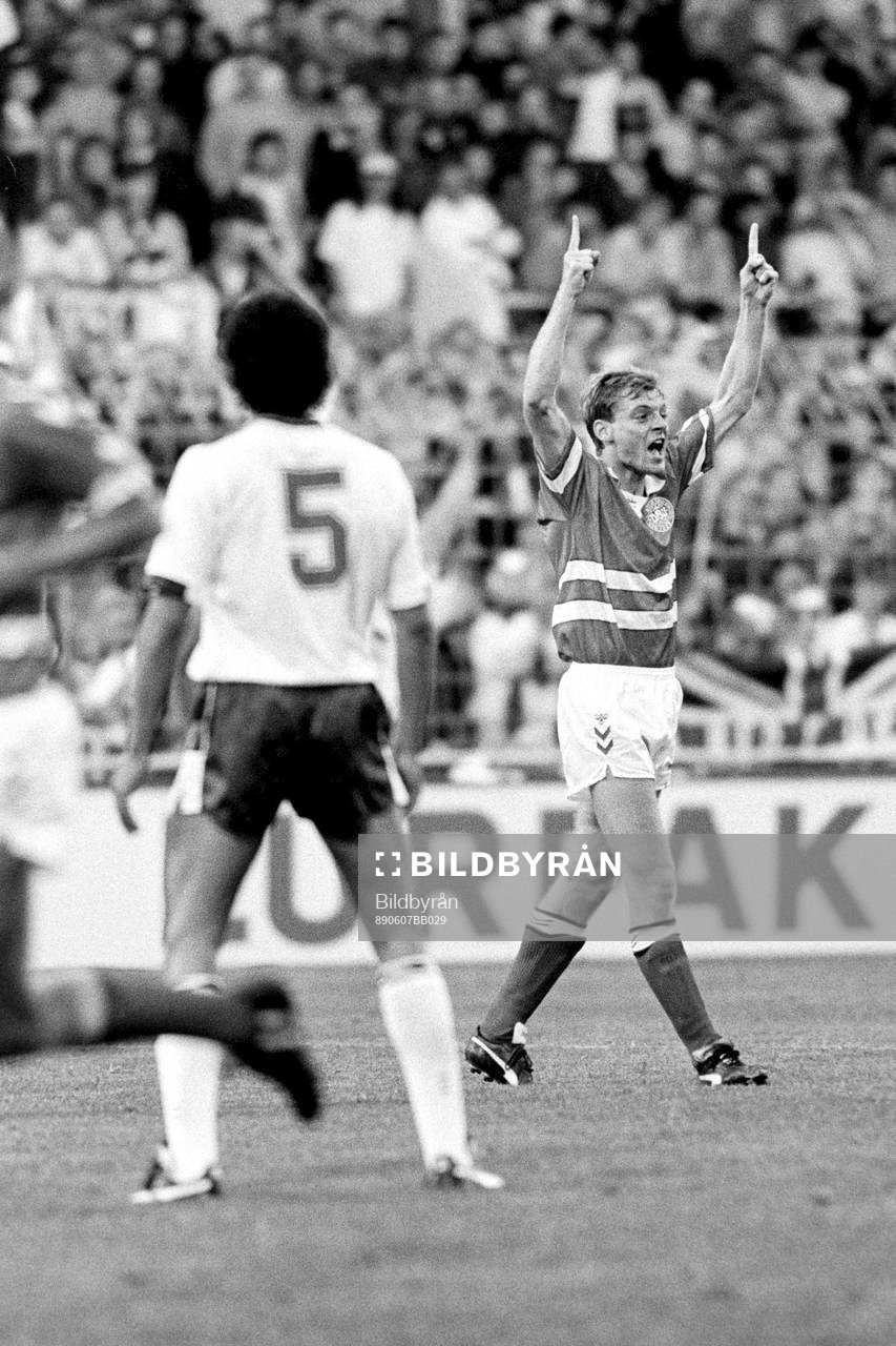 Fotboll, Danmark - England, 1-1: Jubel i Danmark efter mål.
