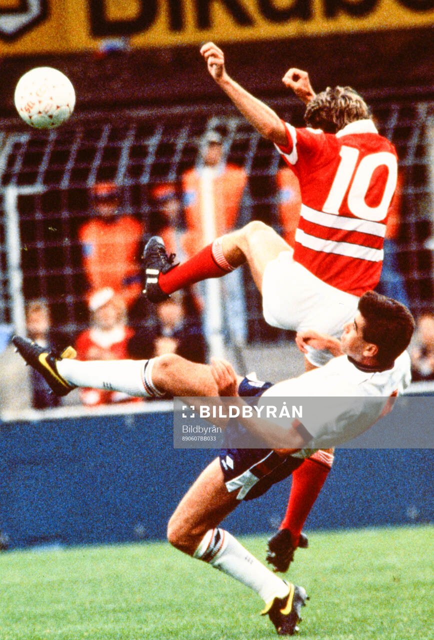 Englands Neil Webb mot Danmarks Michael Laudrup. Football,