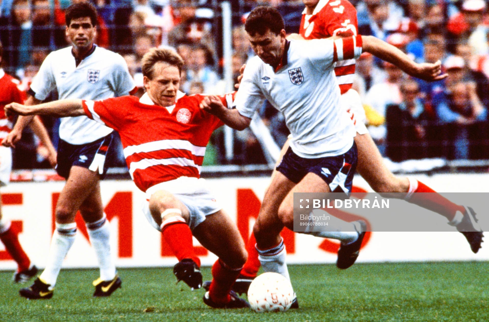 Englands Bryan Robson. Football, Friendly, Denmark v