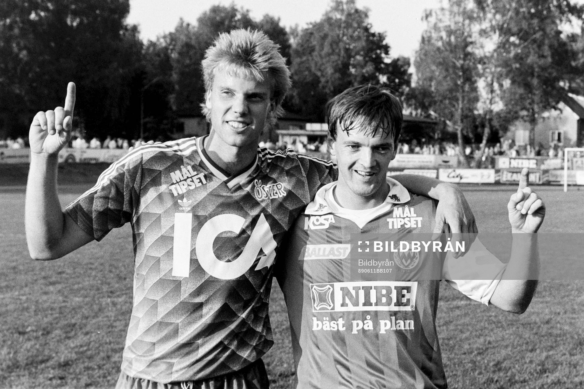 Fotboll, Div 1 Södra, Markaryd - Öster, 1-1: Målskyttarna Hans Eklund, Öster och Jim Tolmie. Markaryd jublar efter matchen.
