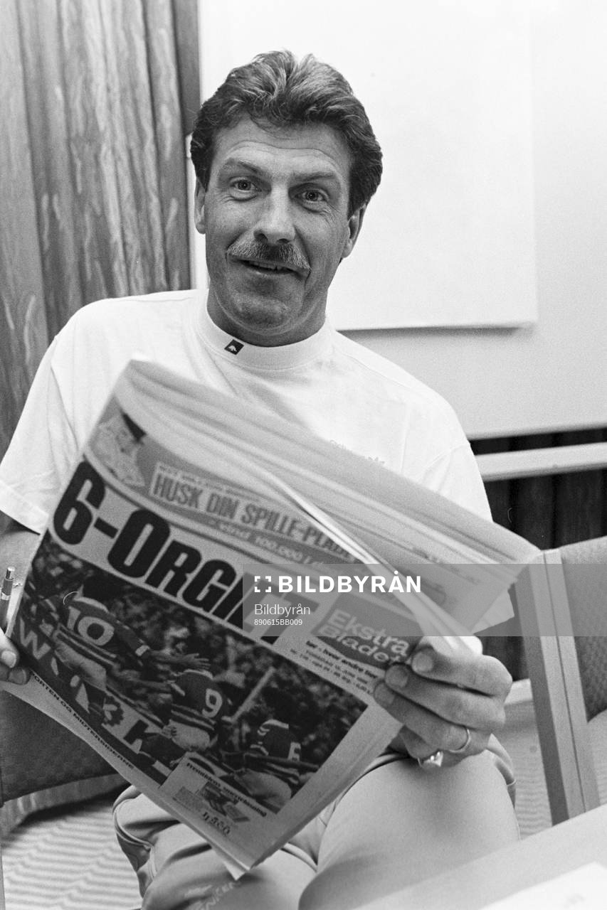 Olle Nordin, förbundskapten med en tidning