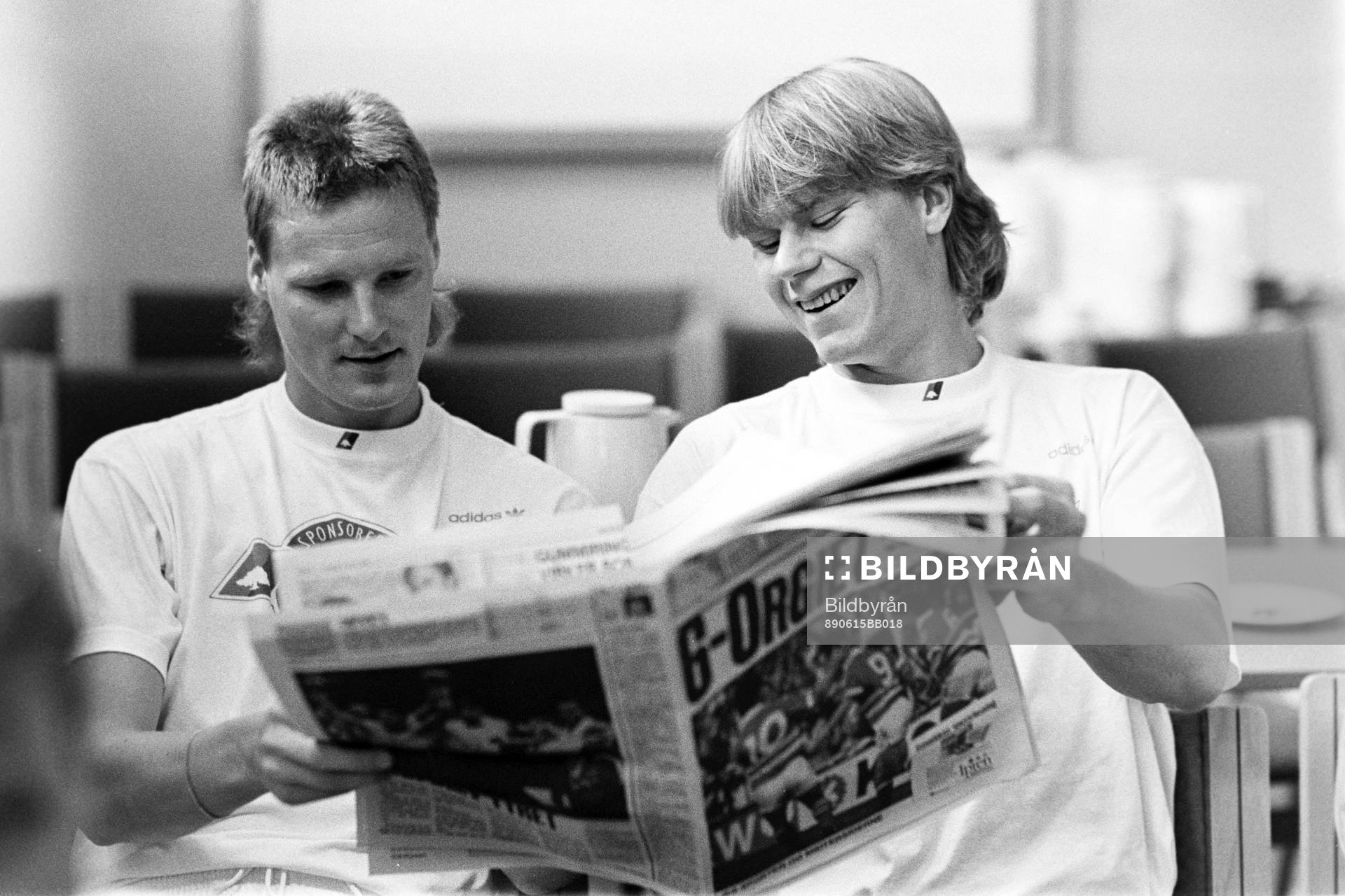 Peter Lönn och Joakim Nilsson läser tidningen dagen