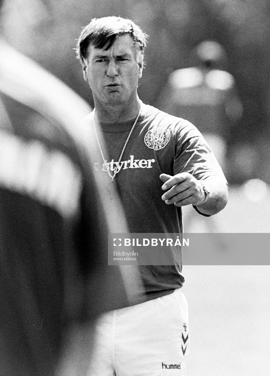 Fotboll, Trenationers, Danmark, förhands: Sepp Piontek, förbundskapten i Danmark under en träning.