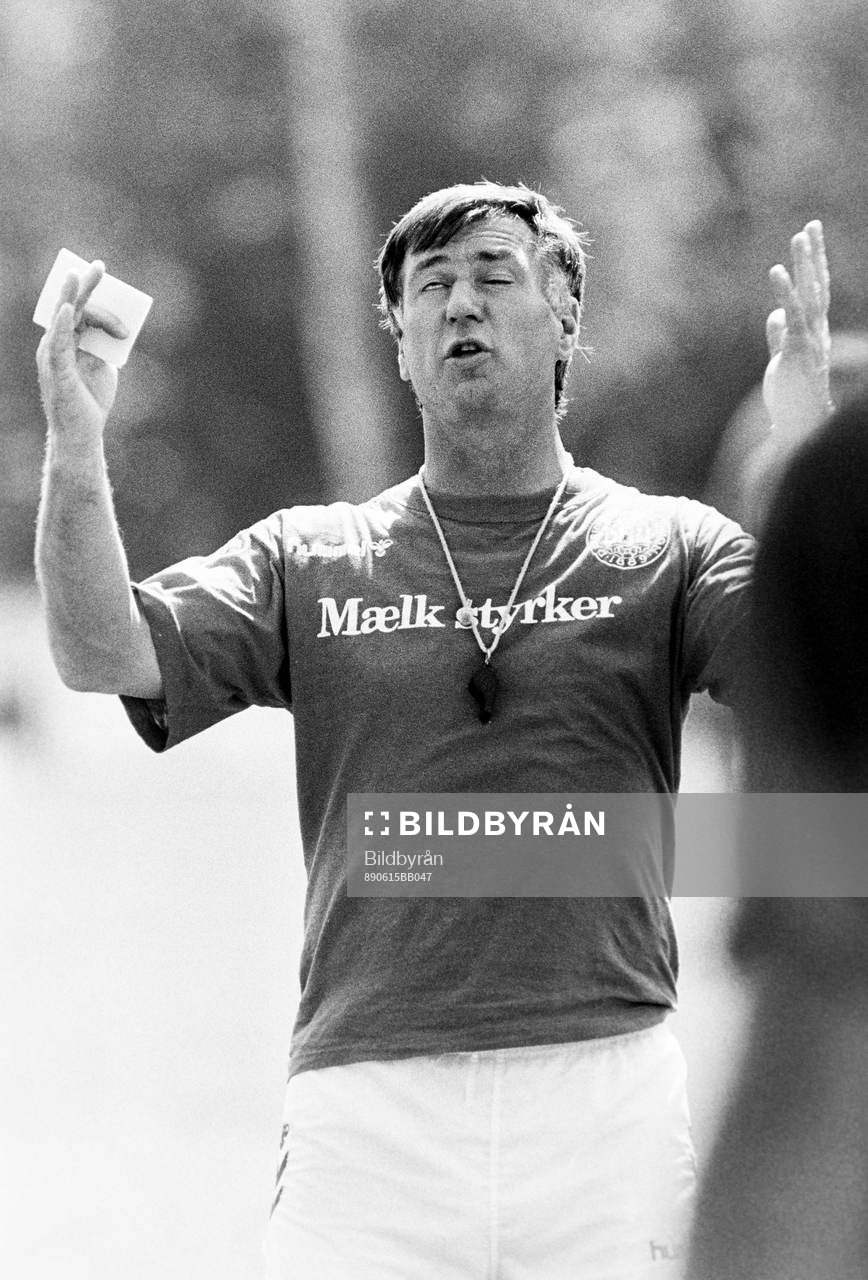 Fotboll, Trenationers, Danmark, förhands: Sepp Piontek, förbundskapten i Danmark under en träning.