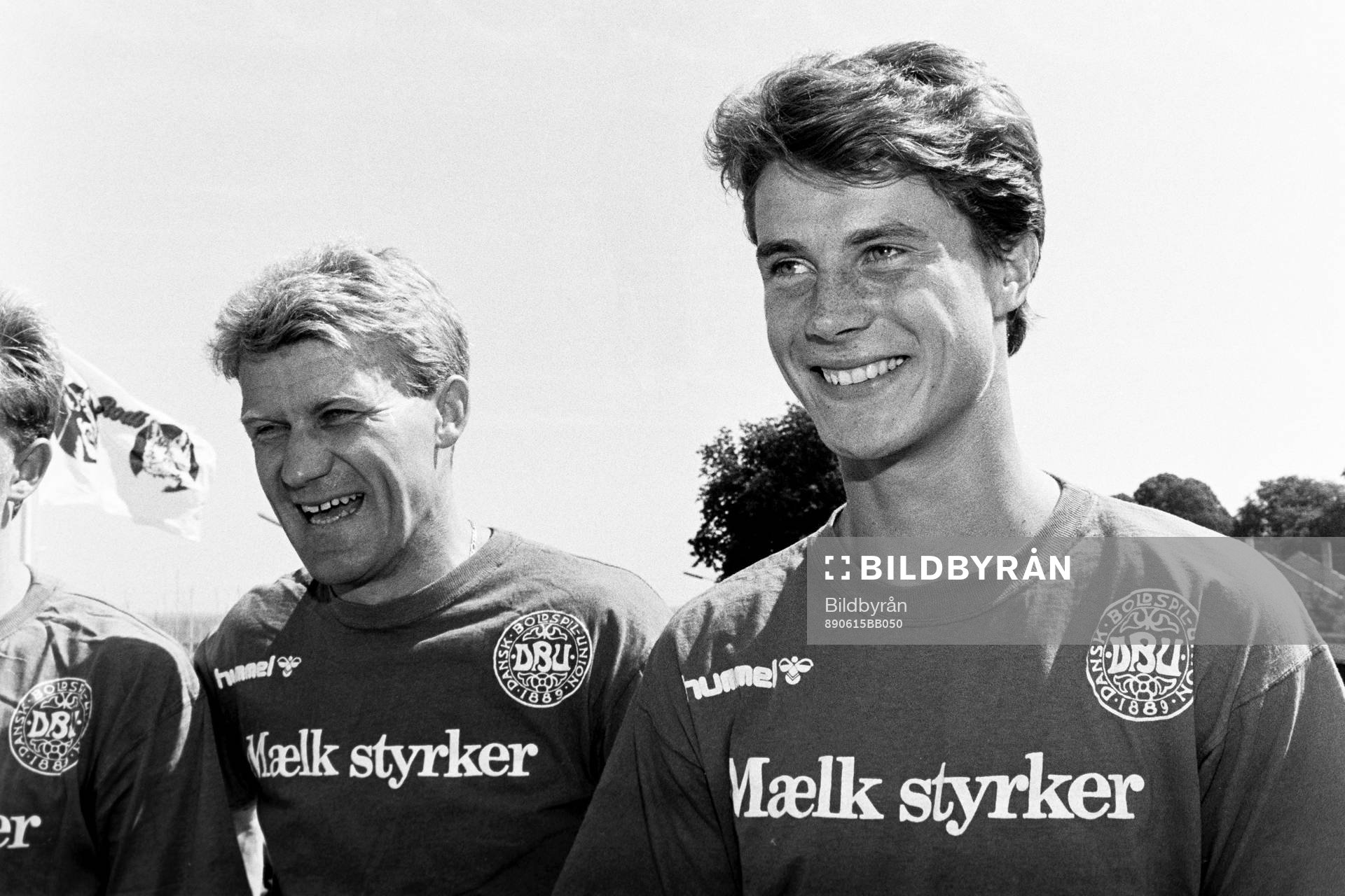 Fotboll, Trenationers, Danmark, förhands: Morten Olsen, lagkapten och Brian Laudrup, Danmark.