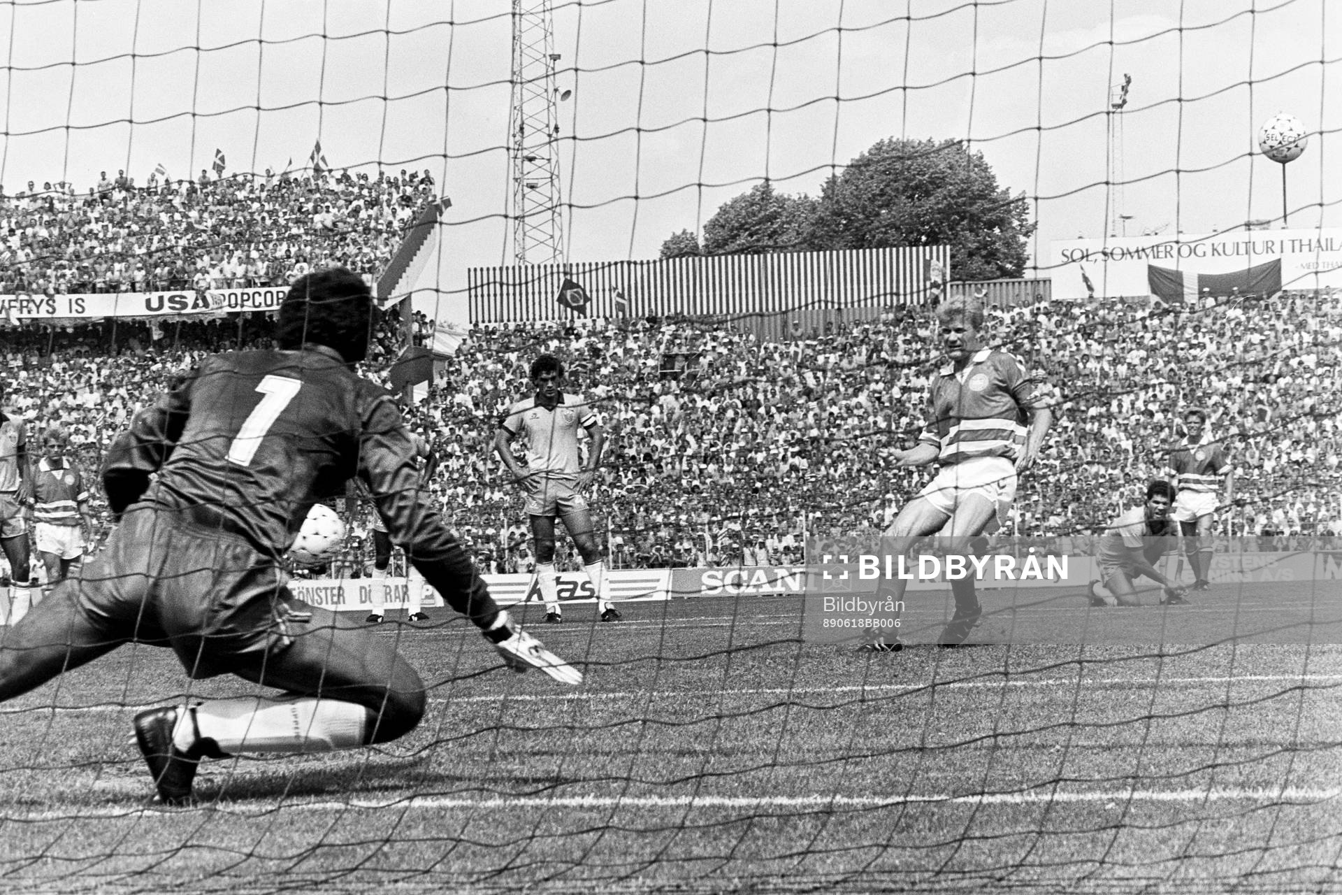 Danmarks lagkapten Morten Olsen slår in en straff på
