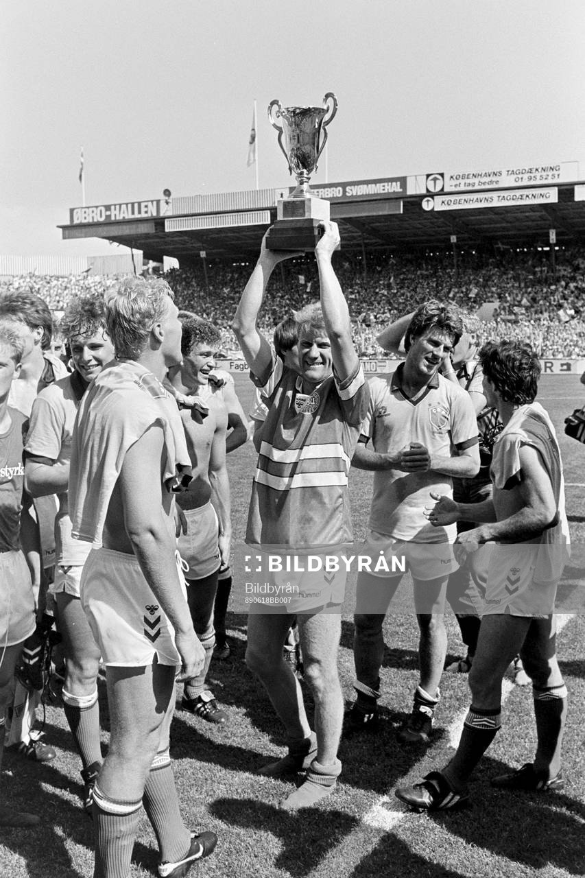 Danmarks lagkapten Morten Olsen höjer pokalen