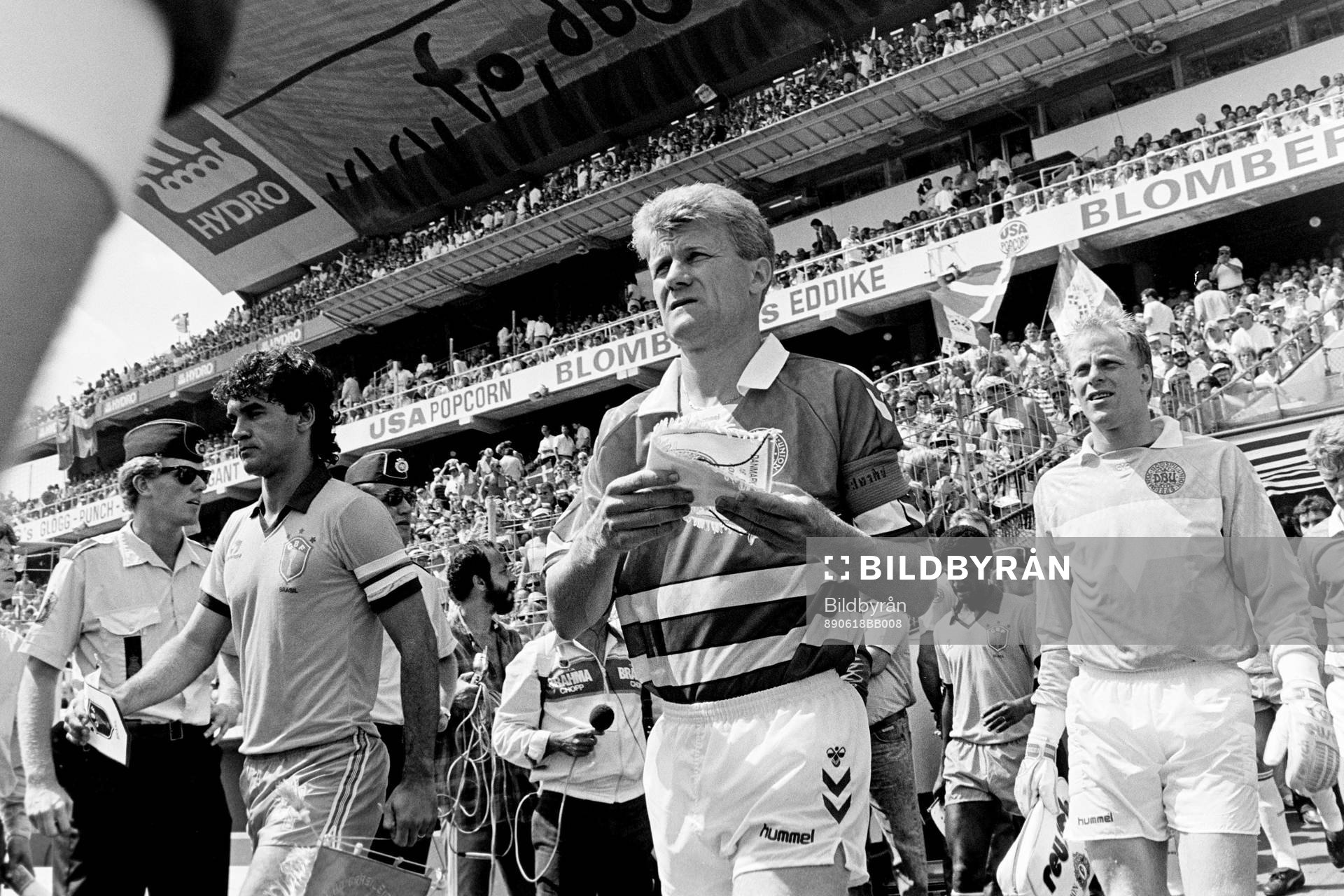 Danmarks lagkapten Morten Olsen på väg in på planen