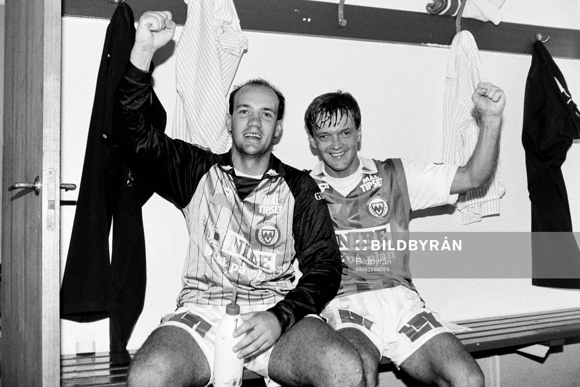 Markaryds målvakt Mikael Göransson och Jim Tolmie jublar