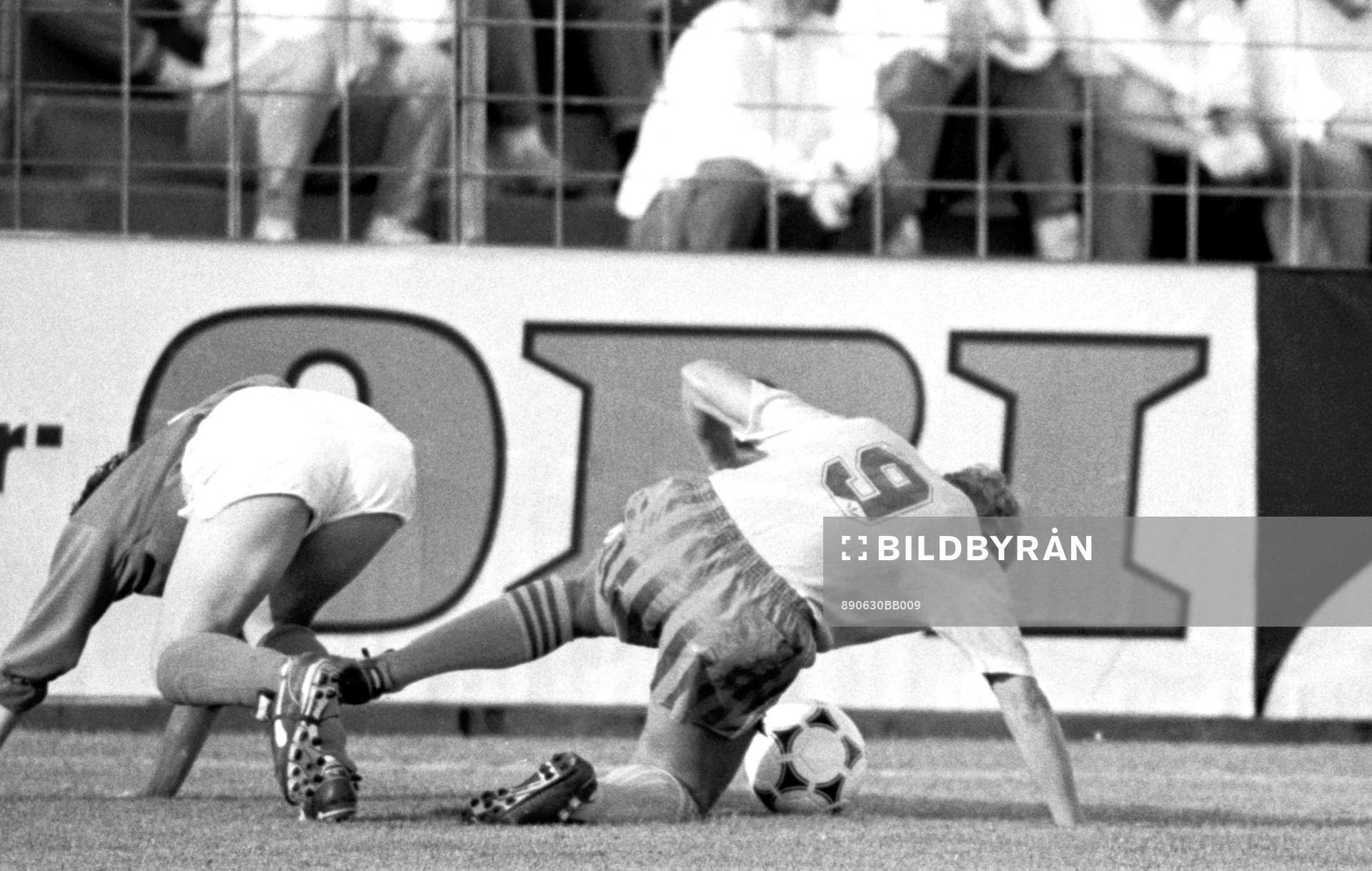 Pia Sundhage på knä