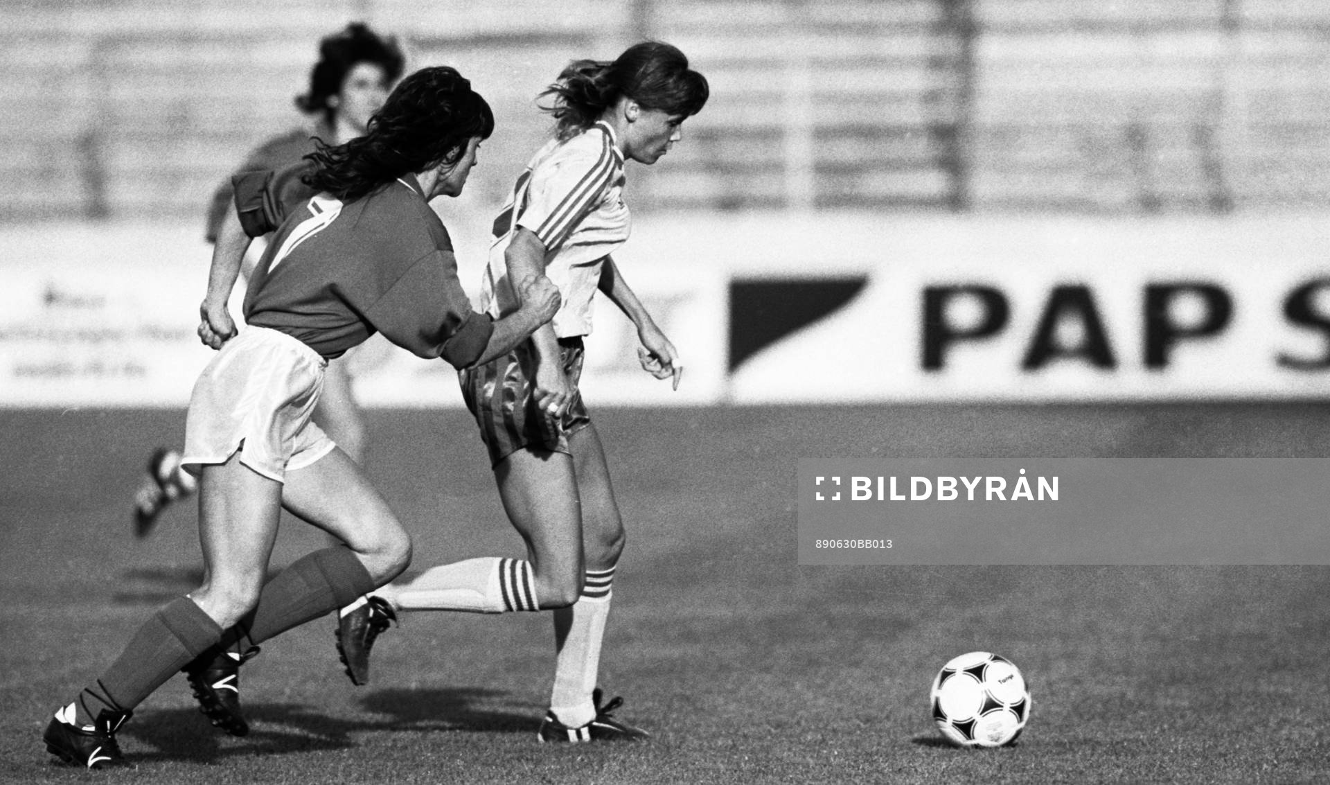 Malin Swedberg med bollen