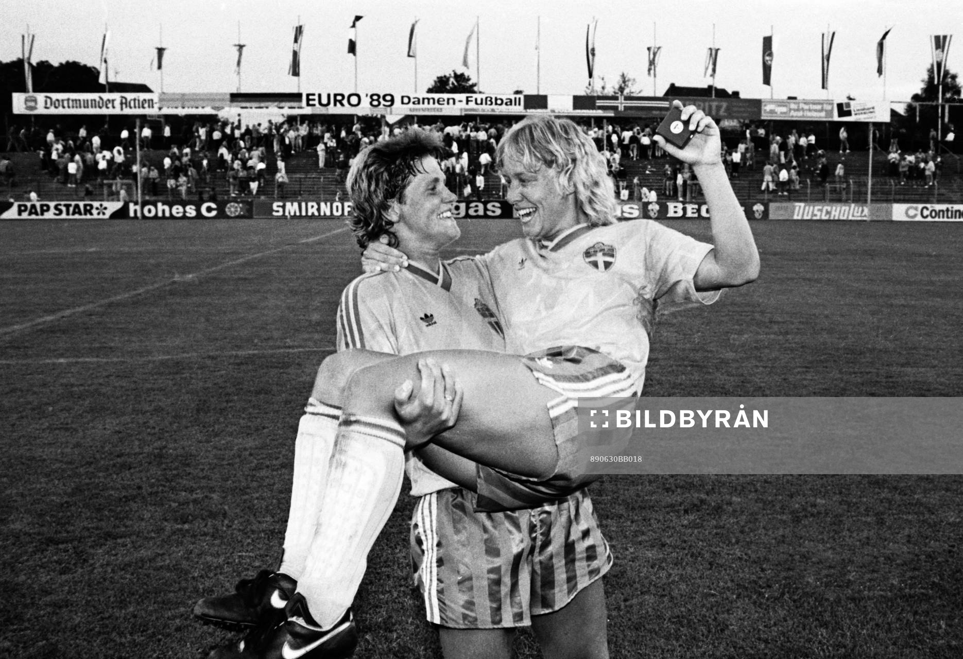 Pia Sundhage med matchvinnaren Helen Johansson i famnen