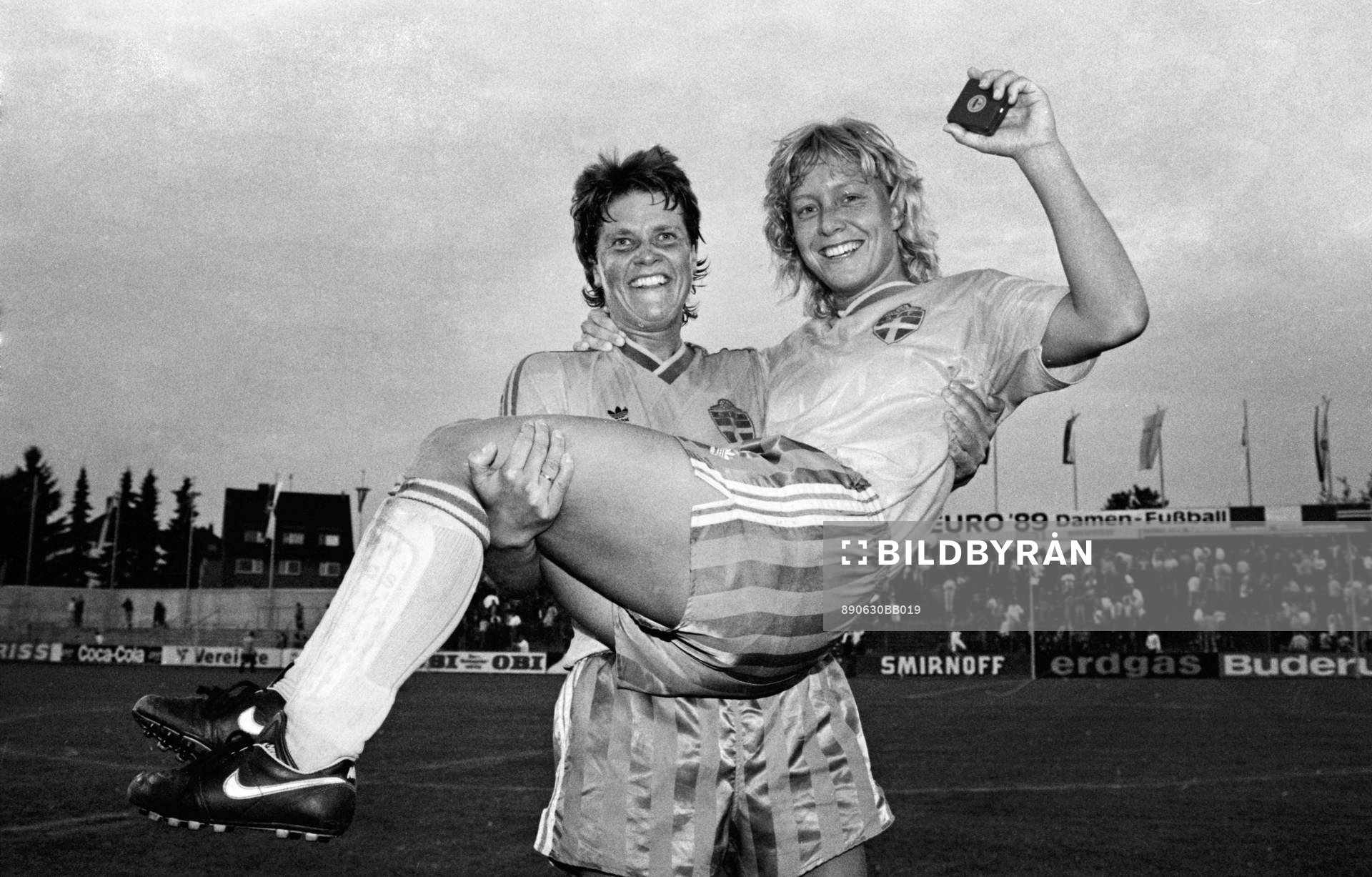 Pia Sundhage med matchvinnaren Helen Johansson i famnen