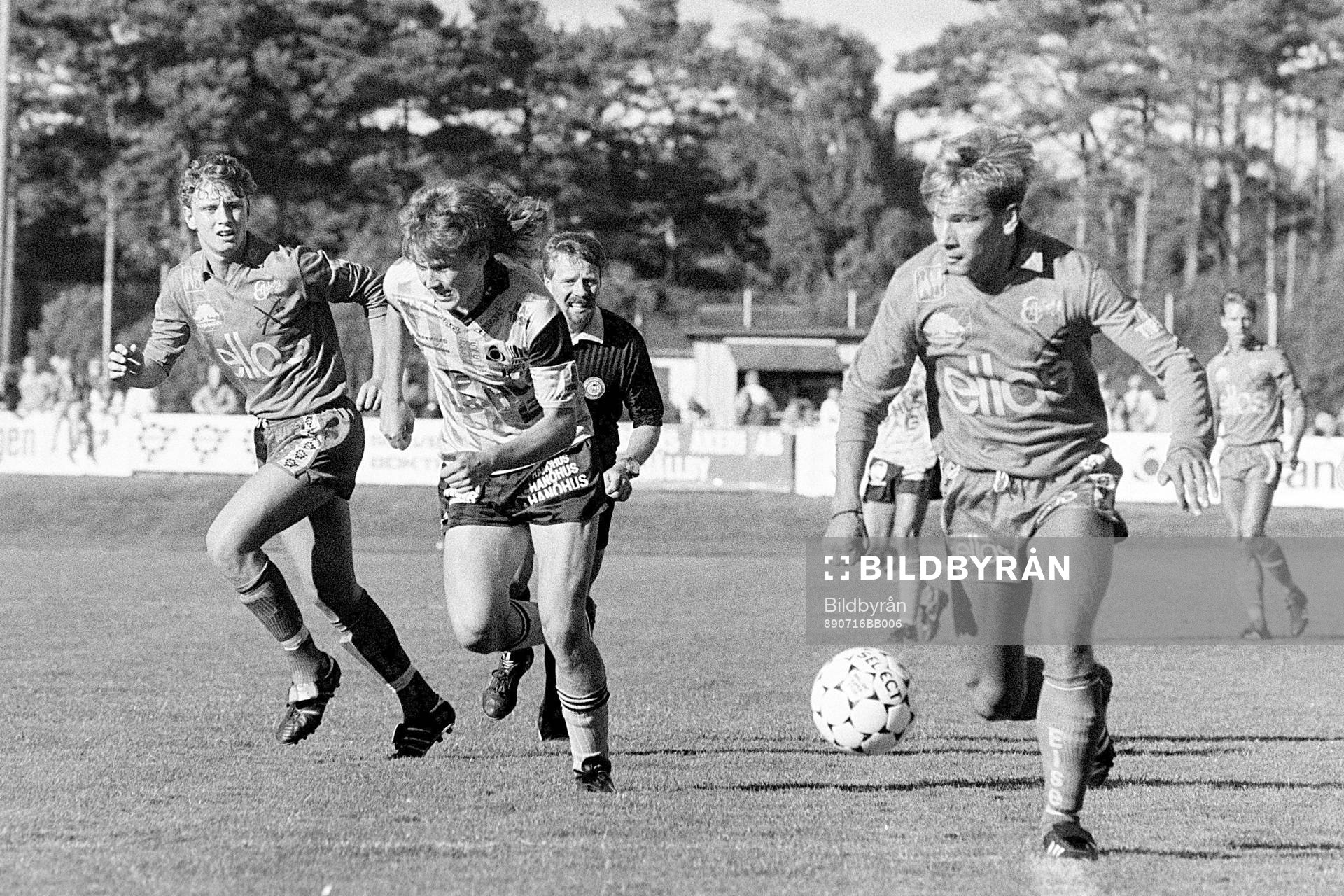 Elfsborgs Raimo Käkelä med bollen jagas av mjällbys Mats