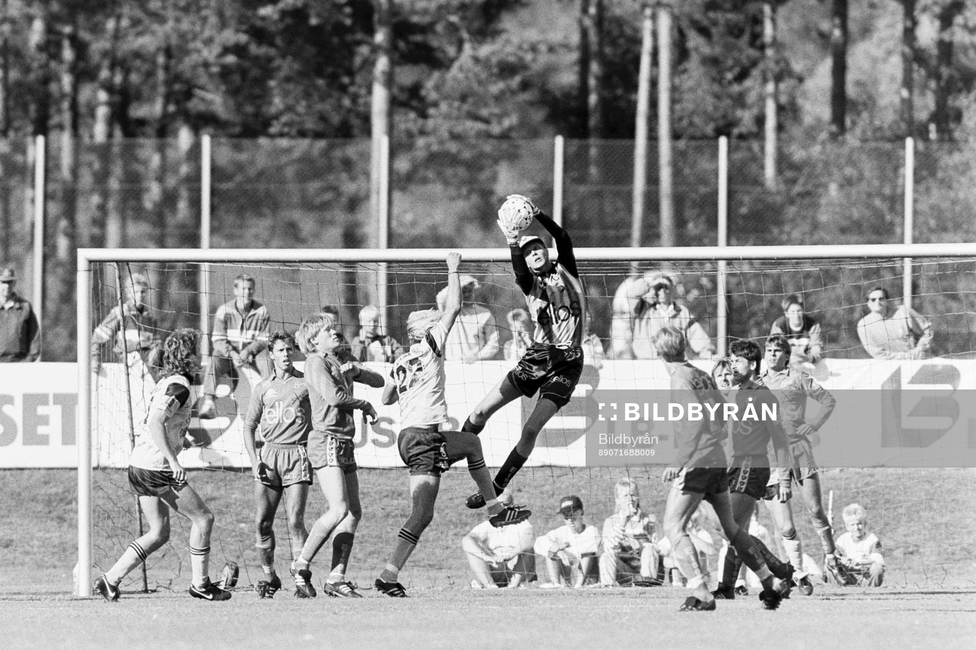 Anders Bogsjö, målvakt i Elfsborg plockar bollen