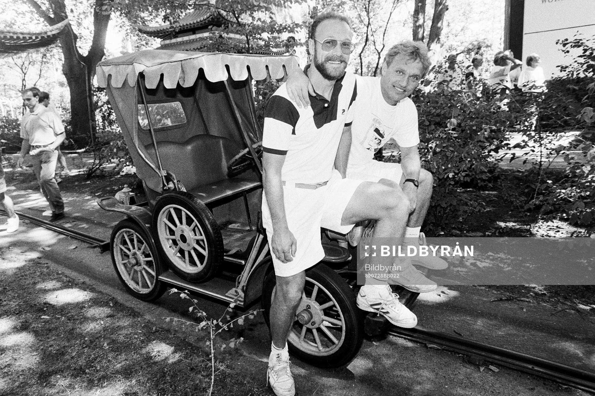 Fotboll, World Masters Game, förhands: Besök på Tivoli. Johny Erlandsson och Benno Magnusson.