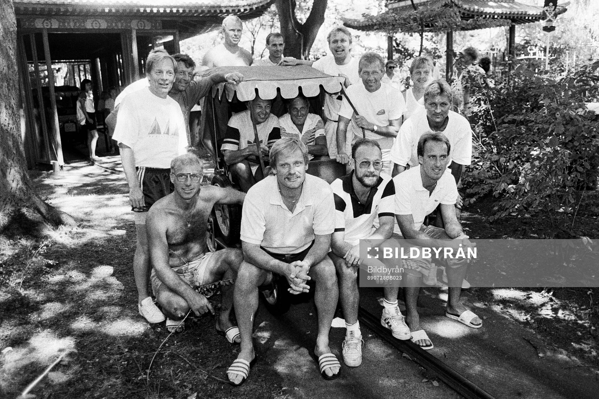 Fotboll, World Masters Game, förhands: Besök på Tivoli. Förbundskaptenerna Lars Arnesson och Georg Ericson i bilen omgiven av spelare. Bakre raden fr. v Leif Eriksson, Per-Olof Bild, Thomas Ahlström, Sten Pålsson, Benno Magnusson, Conny Torstensson och Tommy Evesson. Främre raden fr. v Jan Mattsson, Ronnie Hellström, Johny Erlandsson, Mats Nordgren och Thomas Larsson.