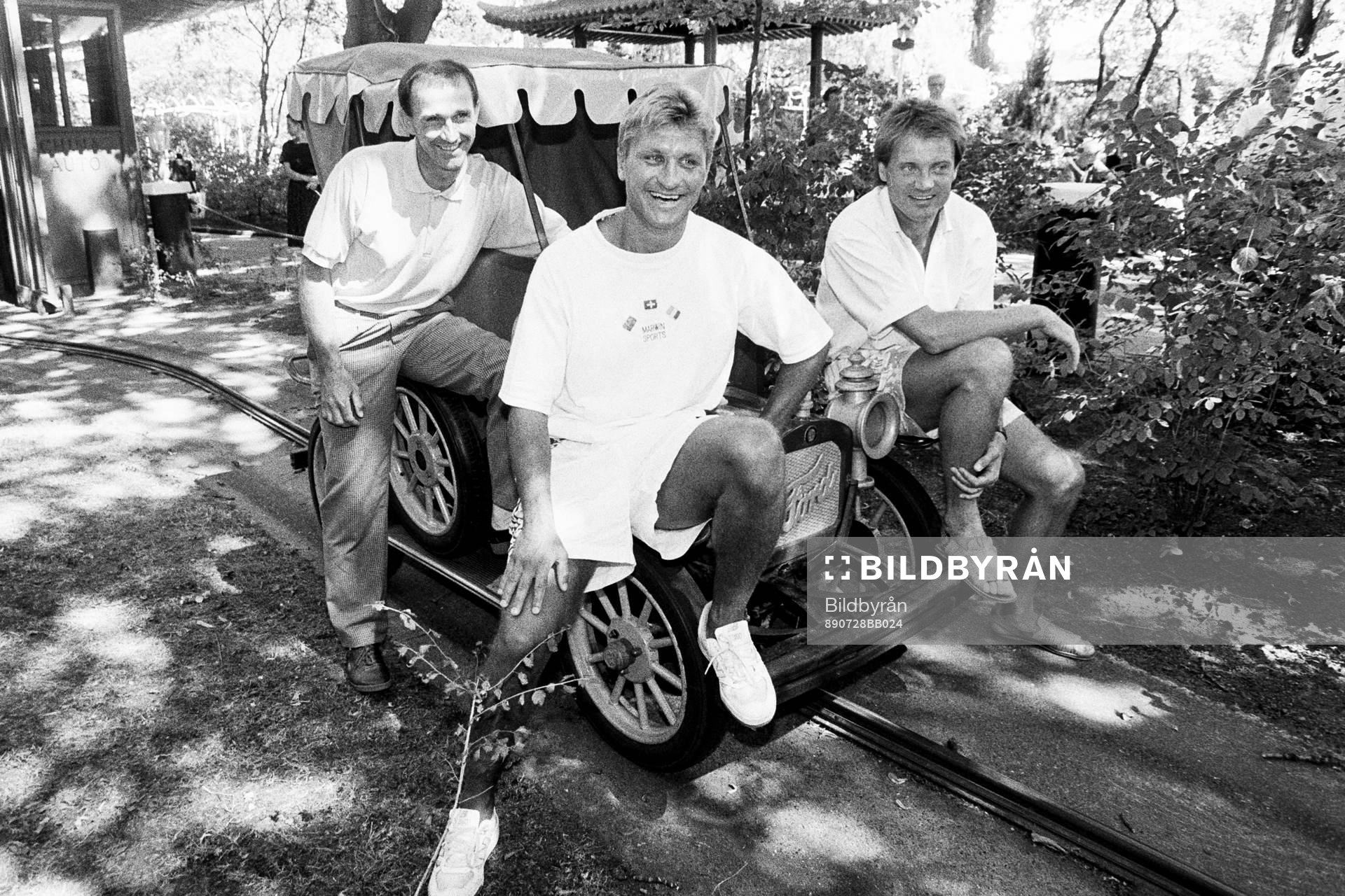 Fotboll, World Masters Game, förhands: Besök på Tivoli. Sten Pålsson, Thomas Larsson och Pär-Olof Ohlsson.
