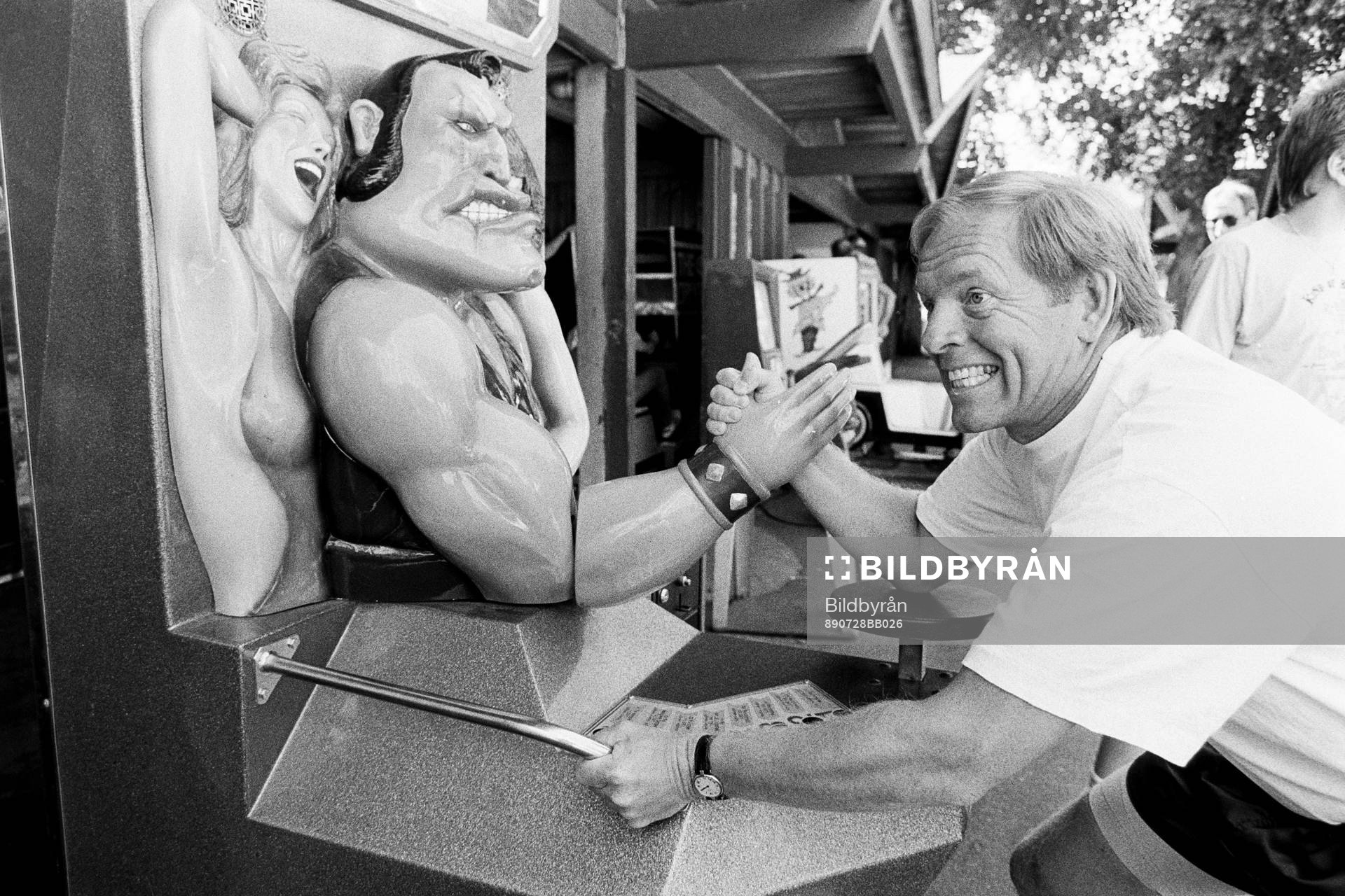 Besök på Tivoli. Leif Eriksson bryter arm