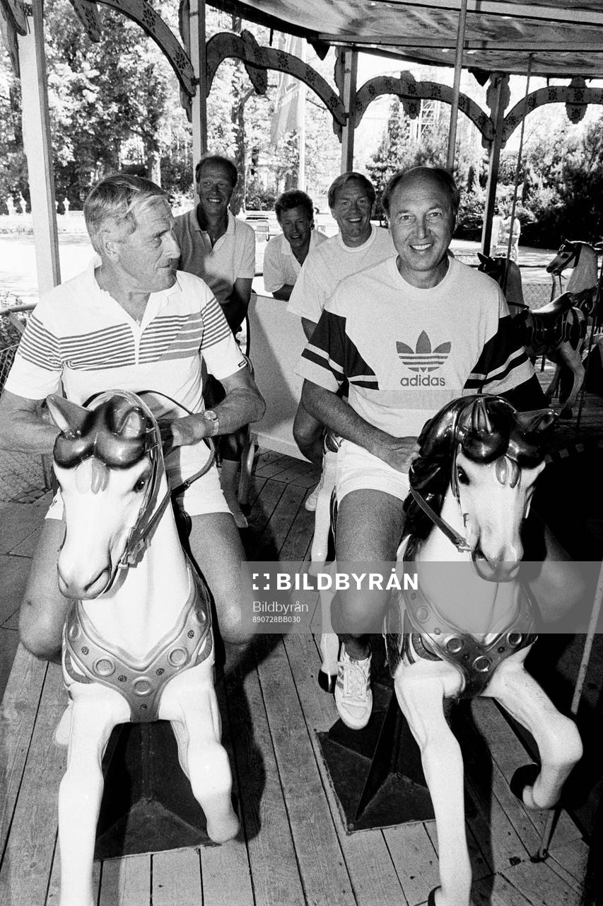 Fotboll, World Masters Game, förhands: Besök på Tivoli. Förbundskaptenerna till häst. Georg Ericson och Lars Arnesson.