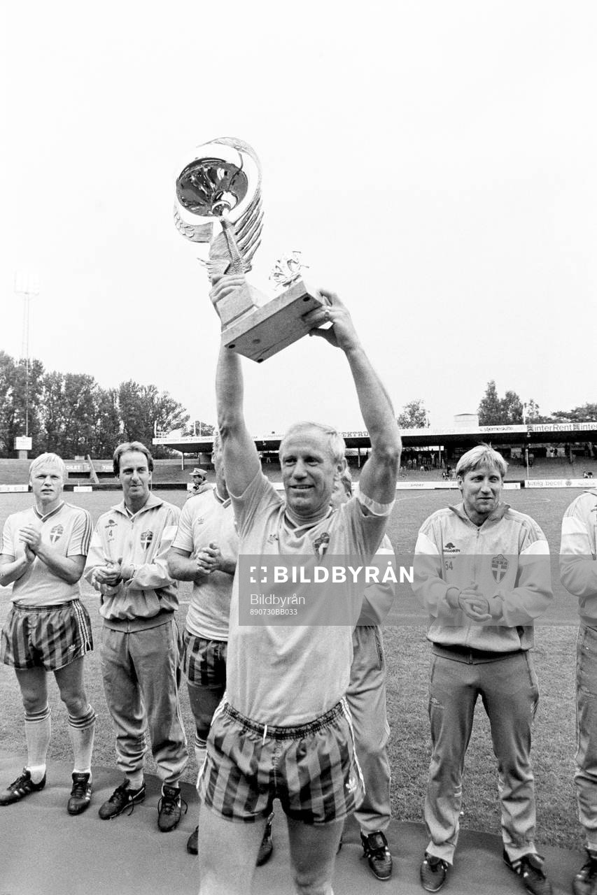 Fotboll, World Masters Game, Sverige - Sovjet, 2-1:  Björn Nordqvist, Sverige jublar med pokalen efter segern i turneringen.