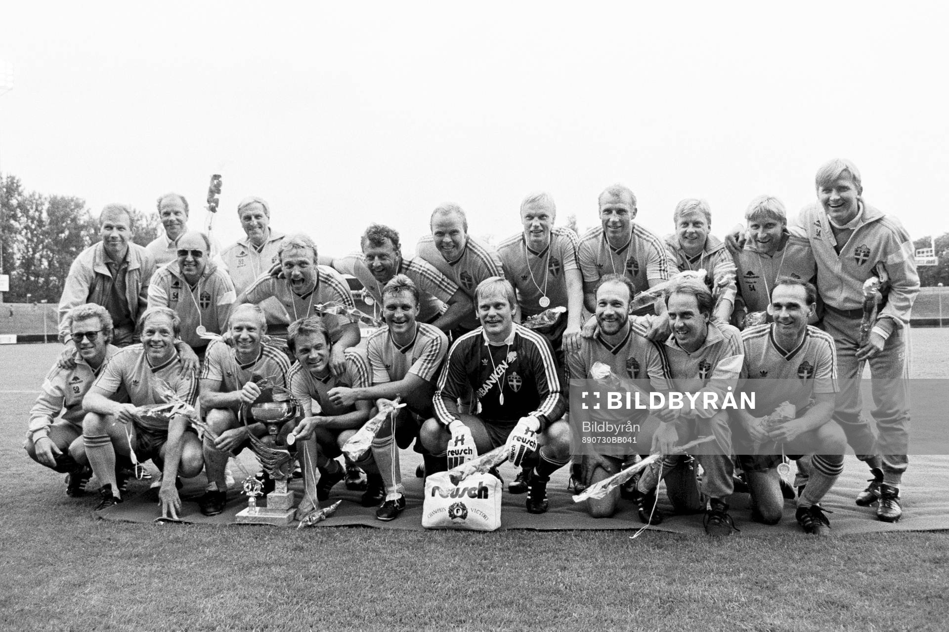 Fotboll, World Masters Game, Sverige - Sovjet, 2-1: Det svenska laget med förbundskaptenerna Georg Ericson och Lars Arnesson. i laget spelade bl.a Björn Nordqvist, Per-Olof Bild, Thomas Ahlström, Johny Erlandsson, Thomas Larsson, Mats Nordgren, Billy Ohlsson, Pär-Olof Ohlsson, Sten Pålsson, Leif Eriksson, Tommy Evesson, Benno Magnusson, Håkan Arvidsson, Jan Mattsson och Ronnie Hellström, målvakt.