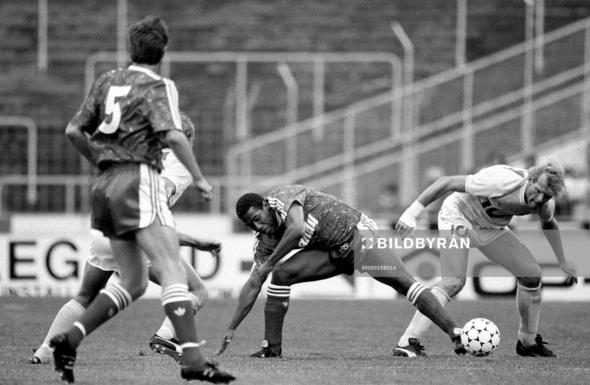 John Barnes, Liverpool och Håkan Lindman, Malmö i kamp om