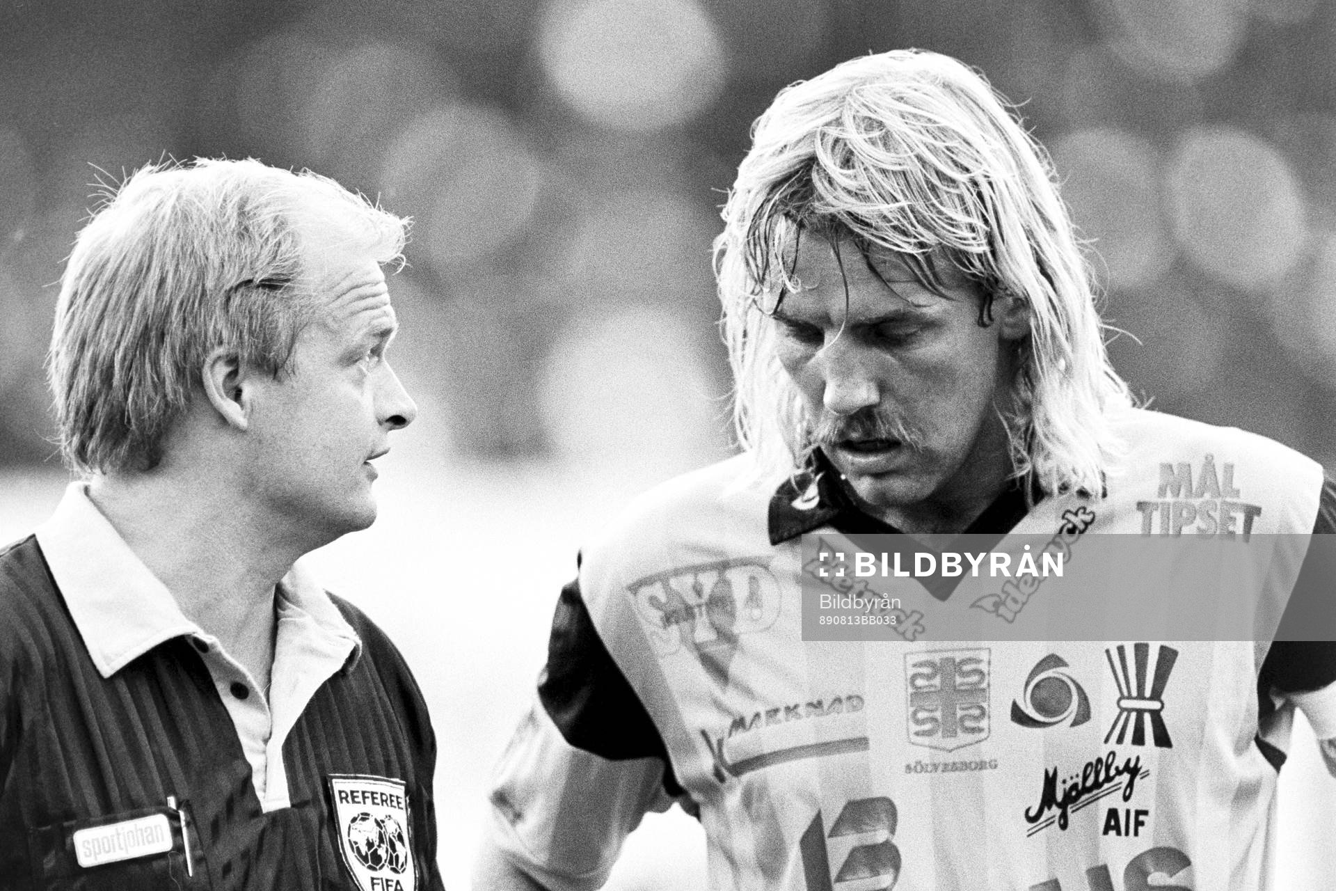 Domare Bo Persson i samtal med mjällbys Hans Larsson