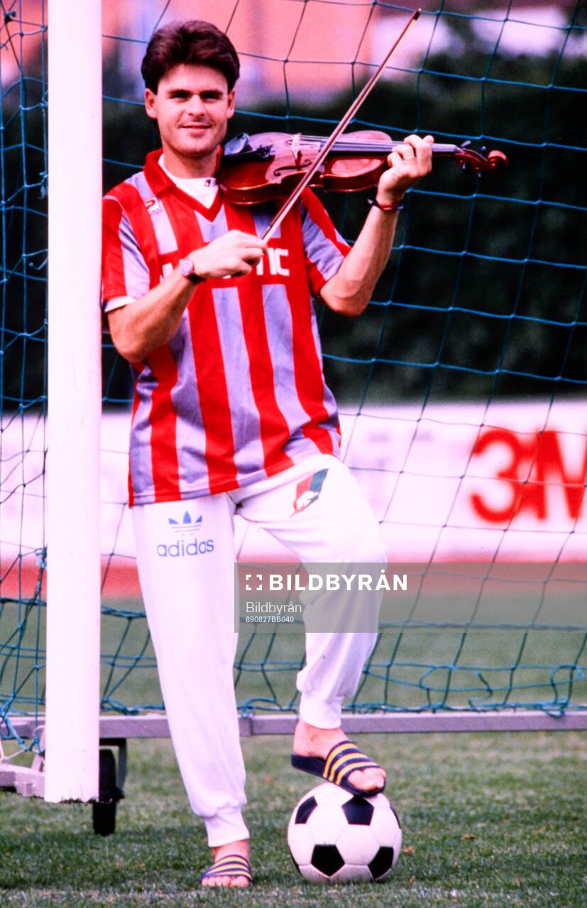 Anders Limpar of Cremonese with a violin