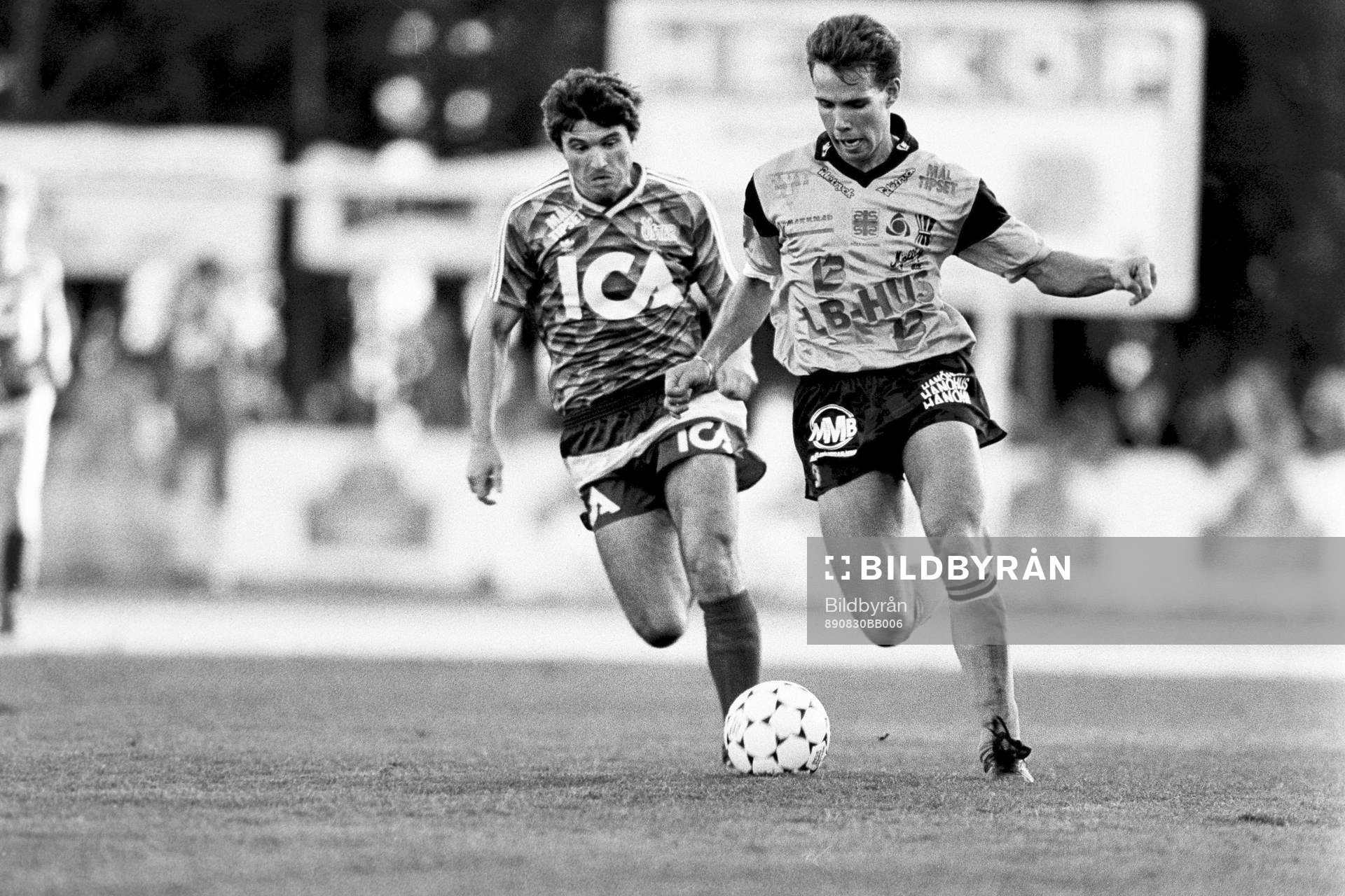 Fotboll, Div 1 Södra, Mjällby - Öster, 2-2: Jan-Inge Thuresson, Mjällby jagas av Sergej Andreev, Öster.