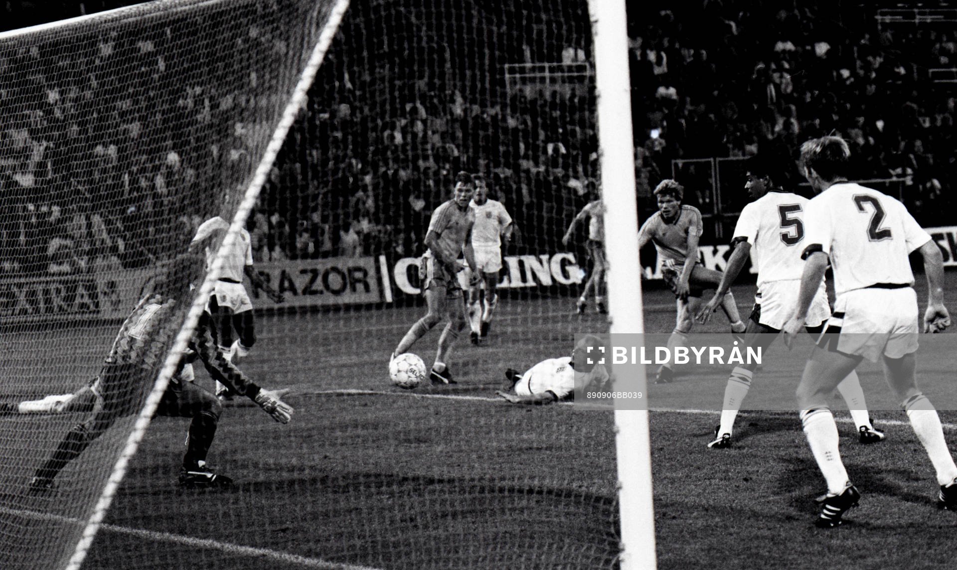  Leif Engqvist, Sverige testar Peter Shilton, målvakt, England
© Bildbyrån - 13157