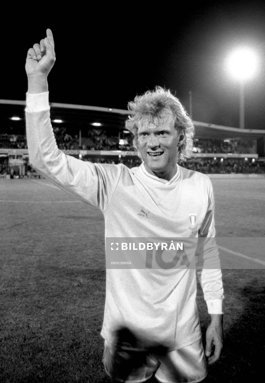 Matchhjälten Håkan Lindman jublar