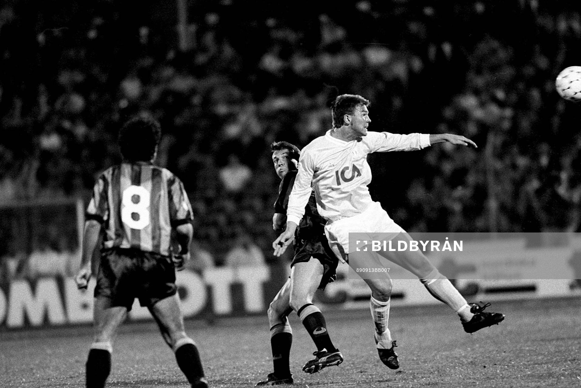 Patrik Andersson nickar undan bollen