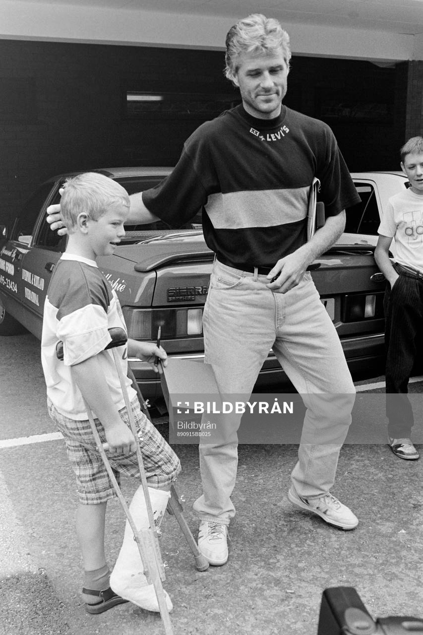 Glenn Hysén med en ung supporter